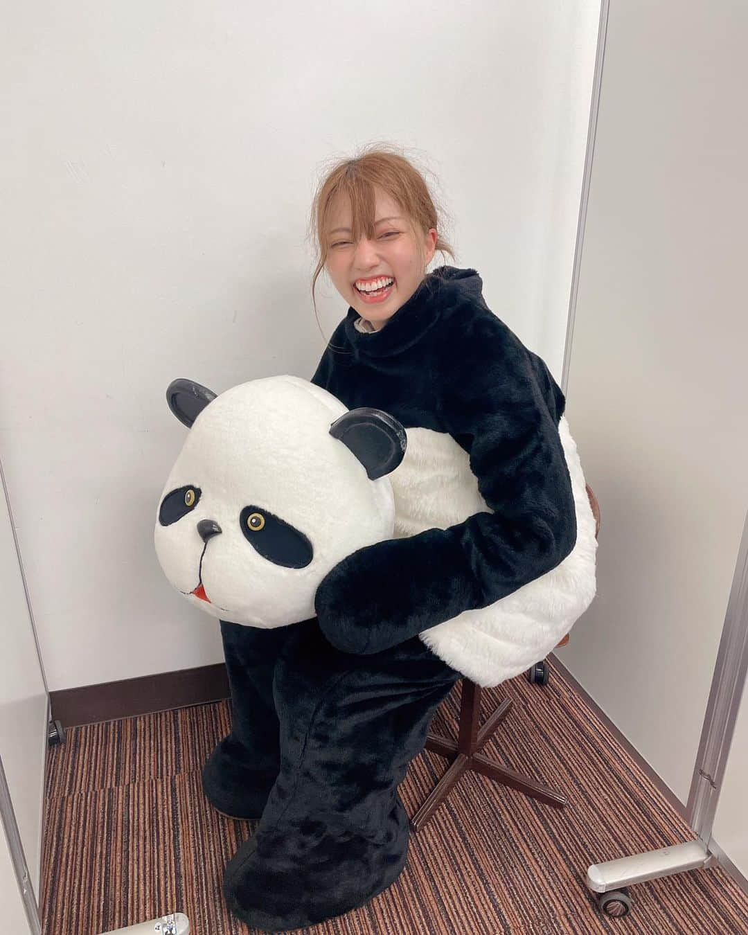 高見奈央さんのインスタグラム写真 - (高見奈央Instagram)「パンダ🐼  #荒野行動6周年 #荒野行動 #パンダ #着ぐるみ #楽しかった」11月13日 20時25分 - nao_takami1128