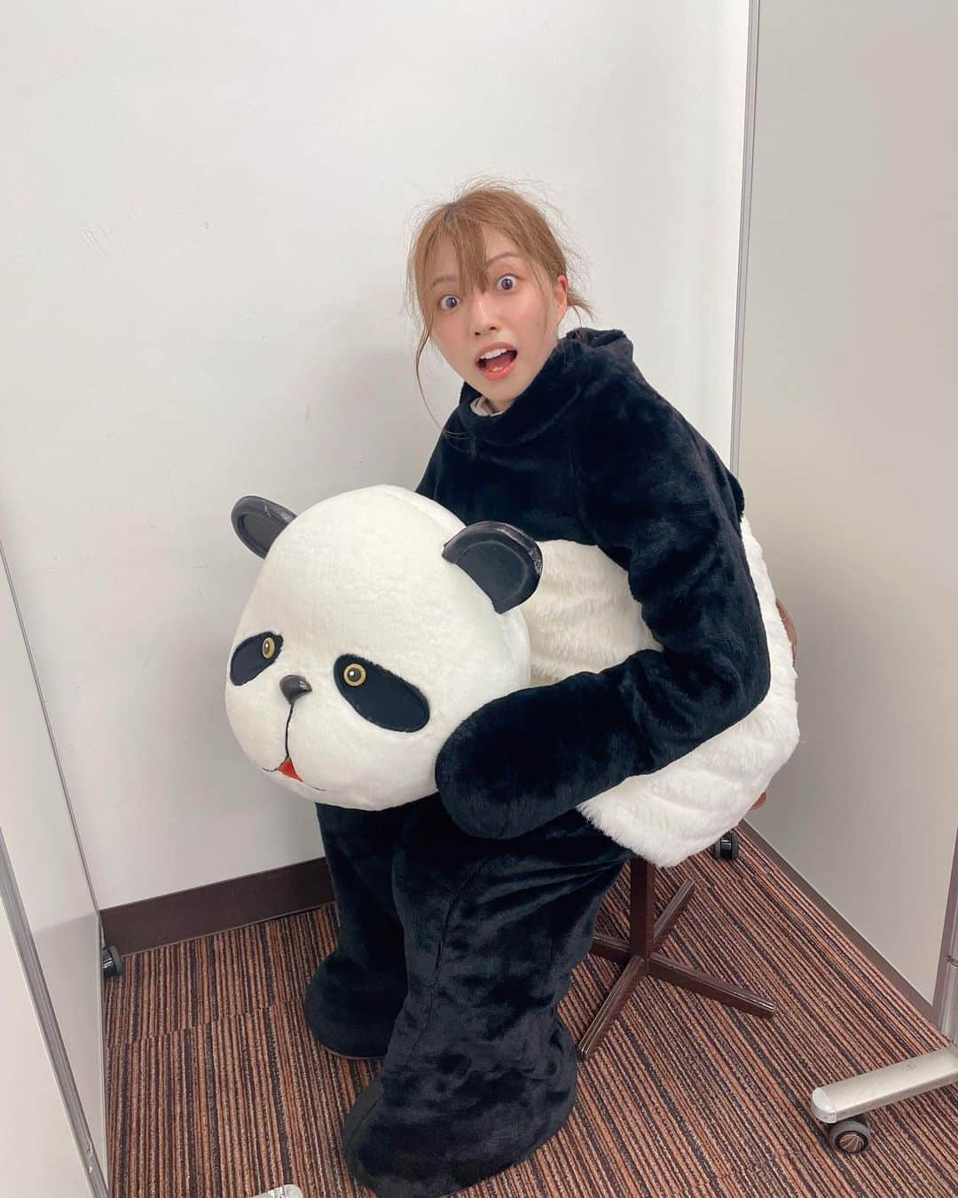 高見奈央さんのインスタグラム写真 - (高見奈央Instagram)「パンダ🐼  #荒野行動6周年 #荒野行動 #パンダ #着ぐるみ #楽しかった」11月13日 20時25分 - nao_takami1128