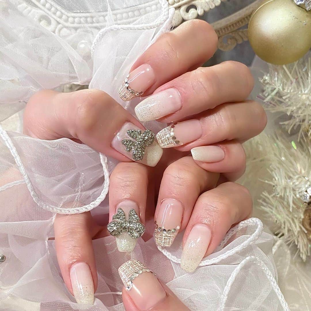 星乃まひろのインスタグラム：「new nail ⛄️🎗️ ㅤㅤㅤㅤㅤㅤㅤㅤㅤㅤㅤㅤㅤ ㅤㅤㅤㅤㅤㅤㅤㅤㅤㅤㅤㅤㅤ 白とシルバーで冬仕様にしてもらったよかわいい~~🤍 ㅤㅤㅤㅤㅤㅤㅤㅤㅤㅤㅤㅤㅤ ㅤㅤㅤㅤㅤㅤㅤㅤㅤㅤㅤㅤㅤ #nail #ネイル #ネイルデザイン #冬ネイル #ツイードネイル #リボンネイル」
