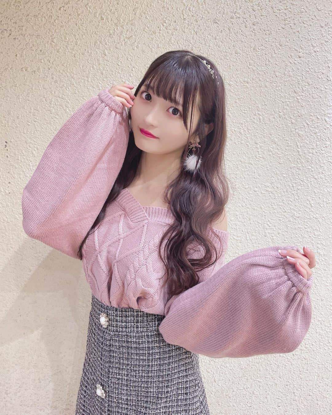 上野露葉のインスタグラム：「寒いけど冬はオフショルが着たい⛄️  #アイドル #ウェーブ巻き #オフショルニット #anmille #grl #grl購入品」