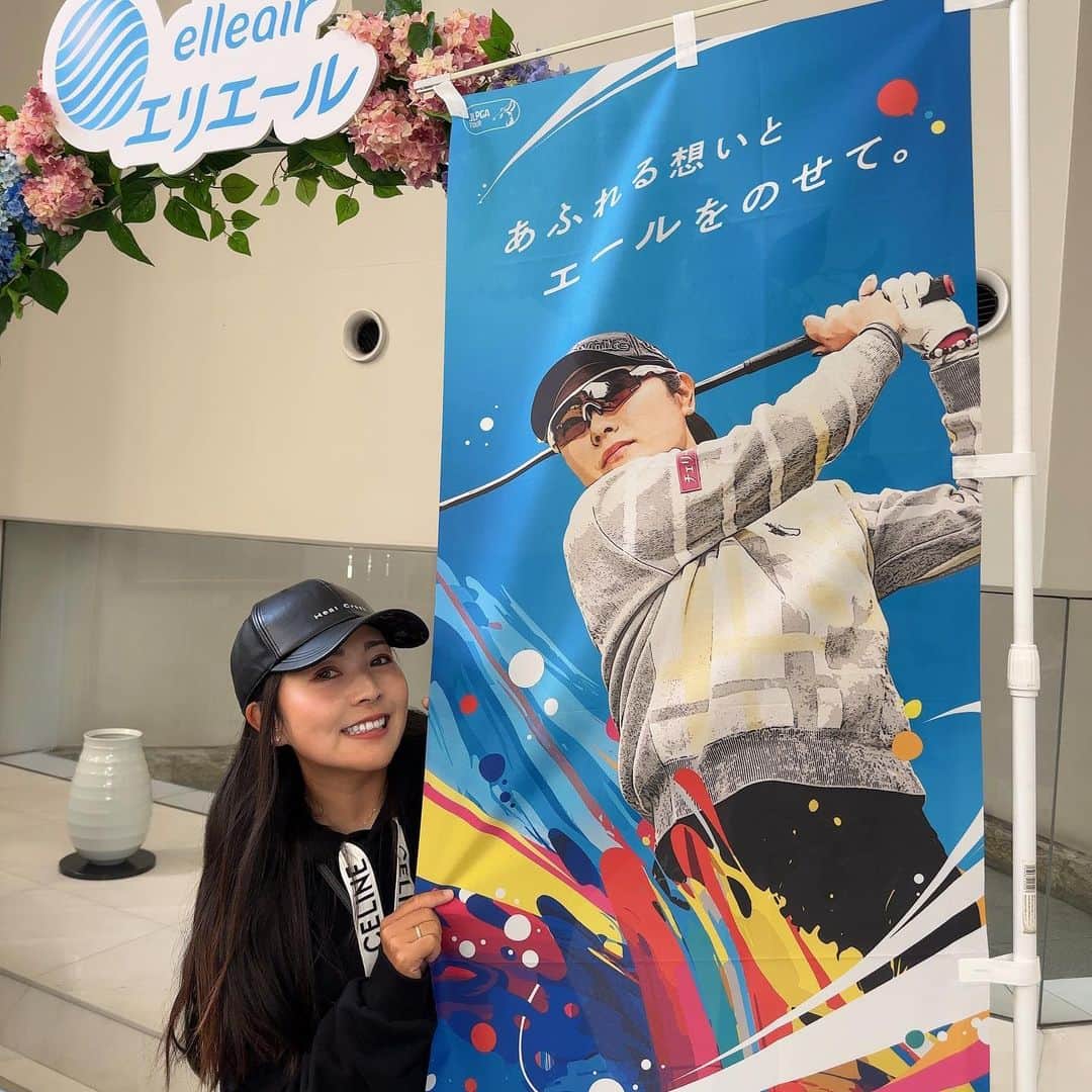 青木瀬令奈のインスタグラム：「. 会場に着いたら ねぇさま( @saiki_fujita )が沢山💙 かっこいい〜！😎🫶 こののぼり欲しいな🥹 . #藤田さいき  #ディフェンディングチャンピオン  . . #jlpga  #lpga  #golf  #ゴルフ  #女子ゴルフ」