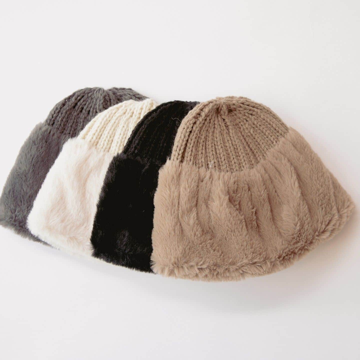 【公式】帽子専門店イチヨンプラス さんのインスタグラム写真 - (【公式】帽子専門店イチヨンプラス Instagram)「. まるでトーク帽のようなシルエットが目を引くあったかニット帽。  ニット生地とファー素材の組み合わせは、 見た目も使い心地も暖かく。おしゃれに。  間口が広くゆったりした作りは、ニット特有の締め付けが苦手な方でも被っていただきやすいデザインとなっています♪ また、分厚い生地でボリュームがあるため、四角顔・ベース顔さんにもおすすめです☺︎  ▼商品名 #フェイクファートーク風ニットワッチ ▼商品コード #100765  ¥4200(税込) Color:black,beige,beige(2),gray  ._______________________________________⠀⠀⠀  商品や色々なシーンに合わせた帽子コーデ、帽子にまつわるHOW TOをお届けしています♪ 最新情報はアカウントをCheck！ 👉@14plusjp . .________________________________________⠀⠀⠀ #イチヨンプラス #帽子 #帽子コーデ #ニット帽 #ニット #防寒 #冬コーデ#ギフト」11月13日 20時27分 - 14plusjp