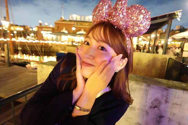 高階亜理沙さんのインスタグラム写真 - (高階亜理沙Instagram)「🐚🐭❤️ フィリピン人のお友達が行ったことがないから 行ってみたい！と言うのでお誕生日に プレゼントもかねてディズニーシーへ☀️ なによりチュロスが食べられて満足🫶🏻 ディズニー初心者すぎて友達に遠隔でここにプレーンの チュロスが売ってるよ！ここに行くと、このアトラクションと近いからいいよ！と教えてもらって助かった😮‍💨😵‍💫 えみありがとう♡笑  #ディズニーシー　#ディズニーコーデ」11月13日 20時27分 - arisa_takashina