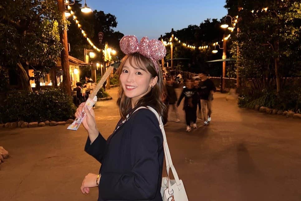 高階亜理沙さんのインスタグラム写真 - (高階亜理沙Instagram)「🐚🐭❤️ フィリピン人のお友達が行ったことがないから 行ってみたい！と言うのでお誕生日に プレゼントもかねてディズニーシーへ☀️ なによりチュロスが食べられて満足🫶🏻 ディズニー初心者すぎて友達に遠隔でここにプレーンの チュロスが売ってるよ！ここに行くと、このアトラクションと近いからいいよ！と教えてもらって助かった😮‍💨😵‍💫 えみありがとう♡笑  #ディズニーシー　#ディズニーコーデ」11月13日 20時27分 - arisa_takashina