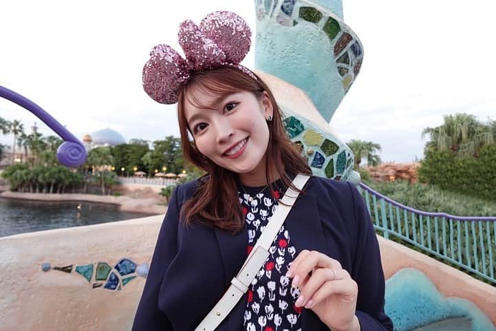 高階亜理沙のインスタグラム：「🐚🐭❤️ フィリピン人のお友達が行ったことがないから 行ってみたい！と言うのでお誕生日に プレゼントもかねてディズニーシーへ☀️ なによりチュロスが食べられて満足🫶🏻 ディズニー初心者すぎて友達に遠隔でここにプレーンの チュロスが売ってるよ！ここに行くと、このアトラクションと近いからいいよ！と教えてもらって助かった😮‍💨😵‍💫 えみありがとう♡笑  #ディズニーシー　#ディズニーコーデ」