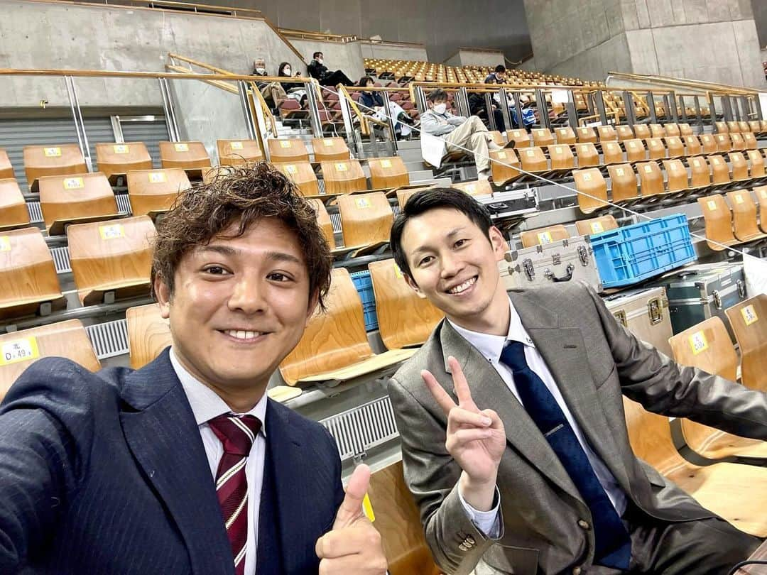 松山航大のインスタグラム：「★ 🏐春高バレー 長野県大会決勝🏐 . 今年も男子の実況を担当しました🎤 解説は #長野日大高校 出身で、元日本代表の #浅野博亮 さん✨ . 決勝は11年連続同じカード。 #松本国際 vs #岡谷工業 の対決。 . 序盤から両者譲らず、第1セットからデュースとなる大熱戦。 結果は岡谷工業がセットカウント3-1で優勝。去年のリベンジを果たして、2年ぶり31回目の全国大会行きを決めました！ . 白熱した試合だったので、放送席では浅野さんと何度も顔を見合わせながらの実況＆解説。 . みているこちらもハラハラドキドキの試合。 . 岡谷工業、松本国際の皆さん。 感動をありがとうございました！ . 男子代表 岡谷工業、女子代表  #東京都市大学塩尻 の皆さんは、全国大会での活躍期待しております！ . #バレーボール #バレー #春高バレー #春高 #ハイキュー #スポーツ #Vリーグ #ジェイテクト #青春 #高校生 #長野放送 #アナウンサー #実況 #松山航大」