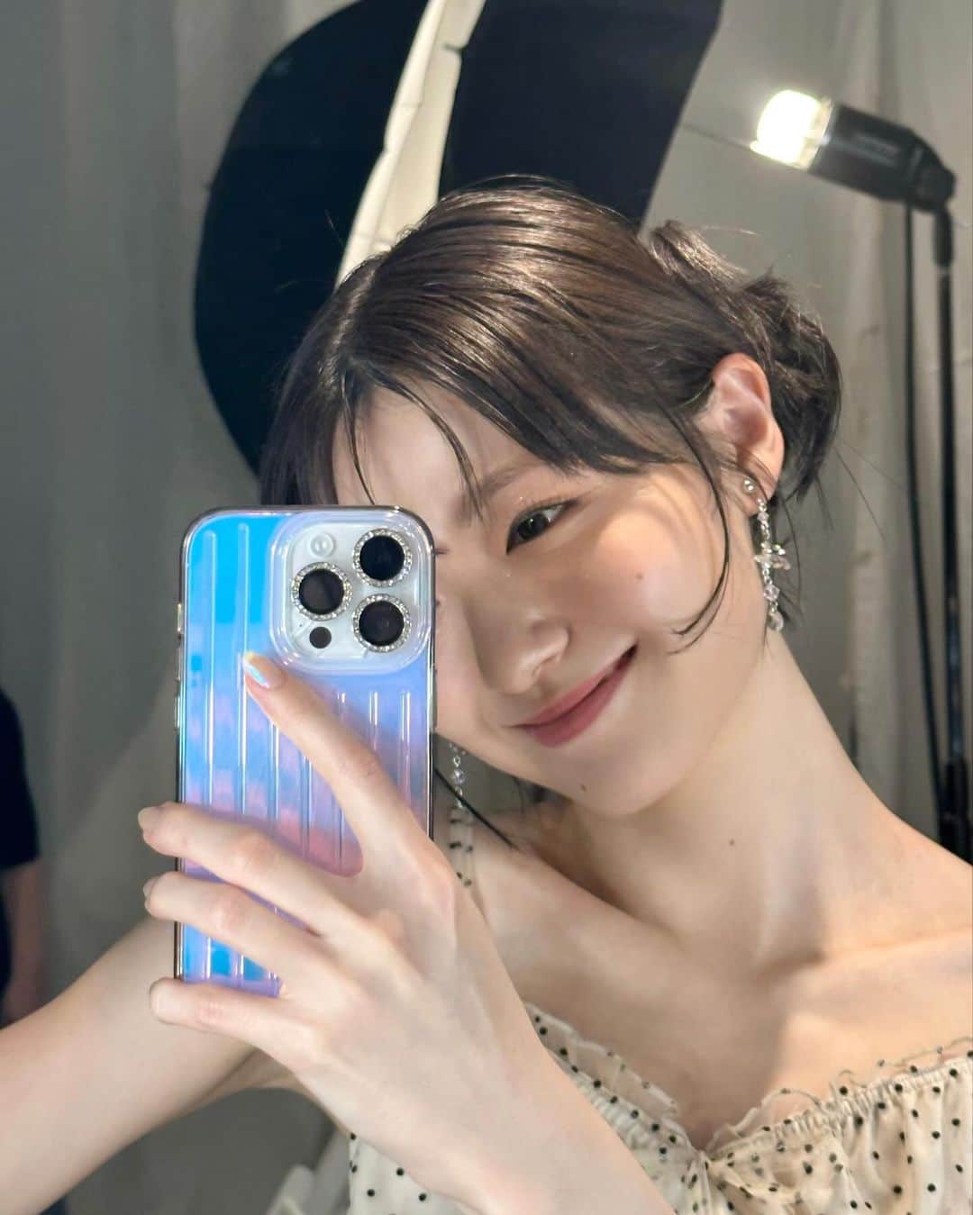 糸原美波のインスタグラム：「off shoot 🪩♡  ヘアメイク可愛すぎる 🥹♡  めぐもさんとはドラ恋の頃から ヘアメイクでお世話になってて 🫱🏻‍🫲🏼  いつもめちゃめちゃタイプに可愛くしてくれるんです 👶🏻🎀 ありがとうございます♡  #メイク #韓国メイク #韓国メイクメイクアップ #ショートヘアアレンジ  #ショート #ショートヘア #ボブ」