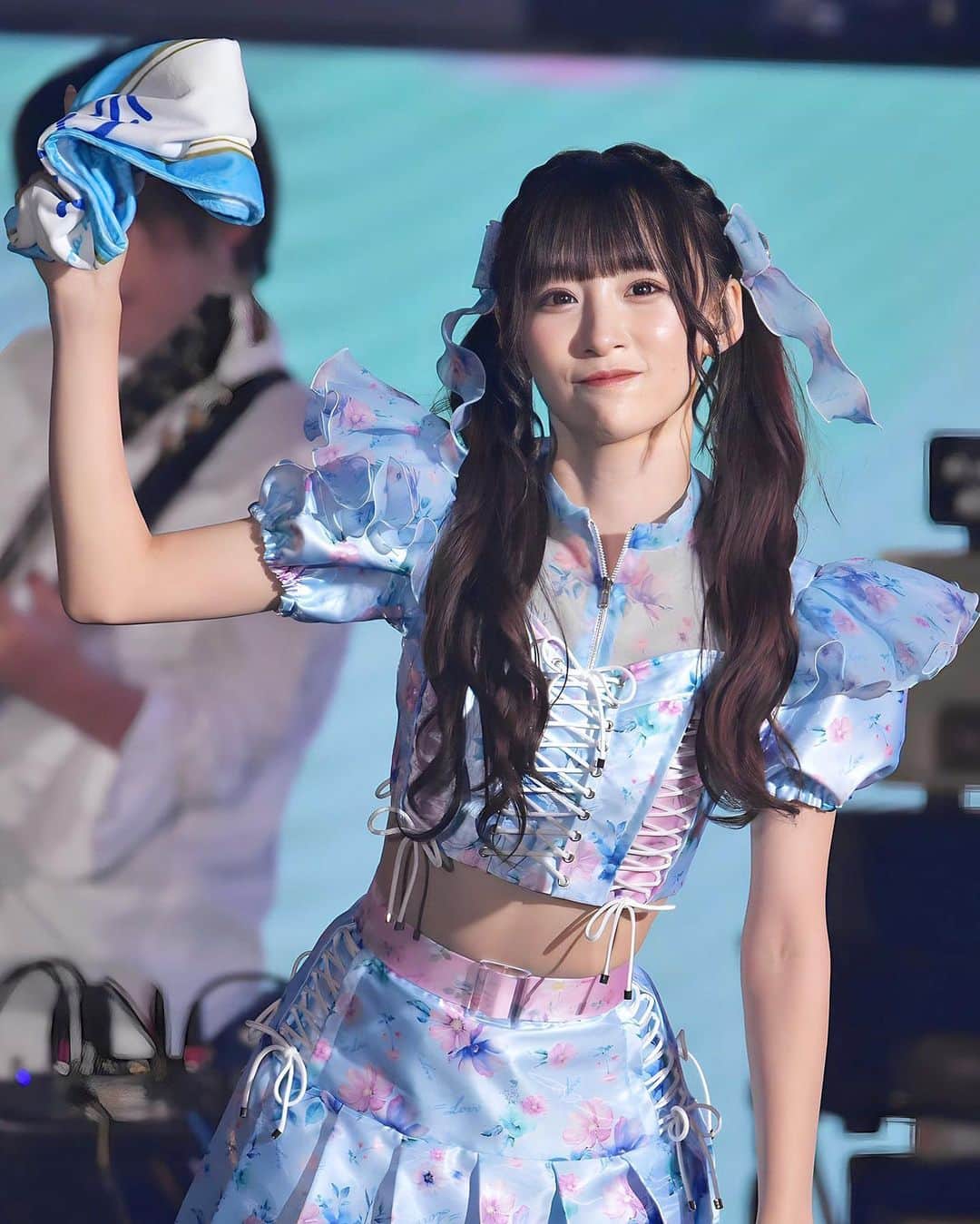 音嶋莉沙のインスタグラム：「メンカラお花衣装可愛い🌸 ピンクと水色の組み合わせ好き♡ 髪飾りのリボンの柄も花柄になってるの☺️」