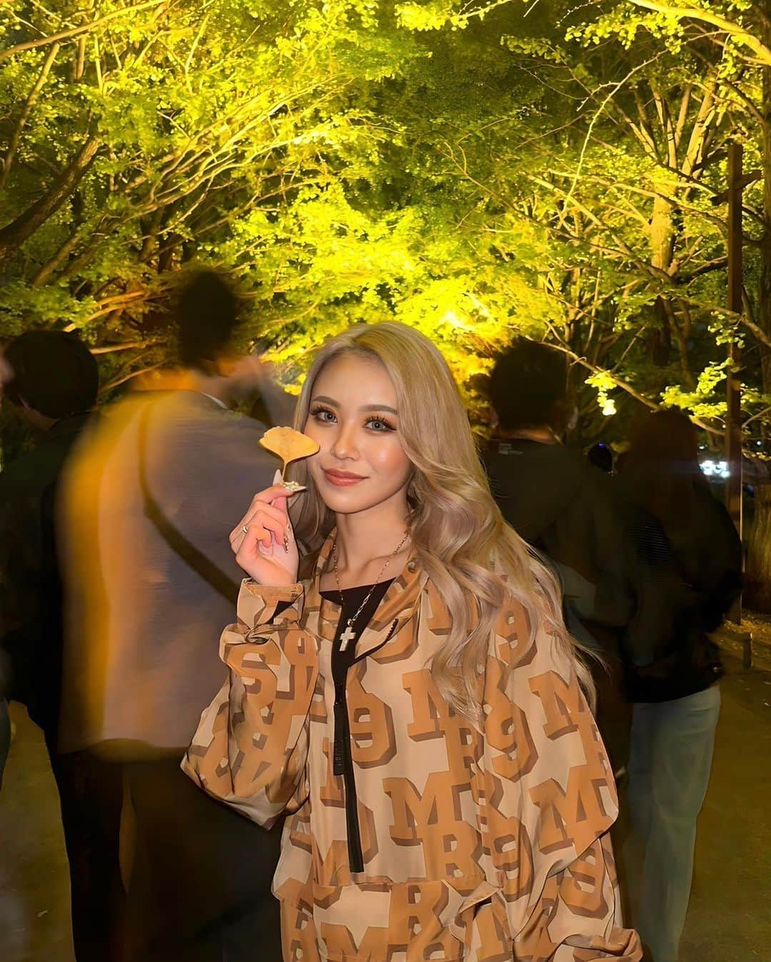 染谷リアナのインスタグラム：「イチョウ並木のライトアップずっと行ってみたかったの🍁💛  まだ緑っぽかったけどめっちゃ綺麗で秋感じられた〜✨   #昭和記念公園いちょう並木」