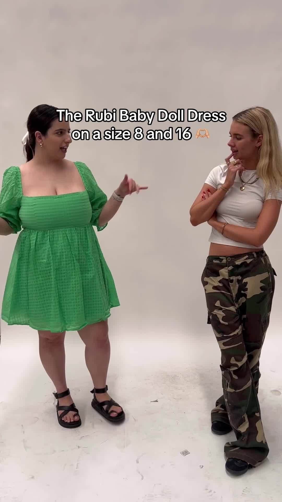 Beginning Boutiqueのインスタグラム：「Trying on a dress in every size! Rubi Green Babydoll Mini Dress edition 💚 Here we have Bridget and Gem try this piece in a size 8 and 16!」