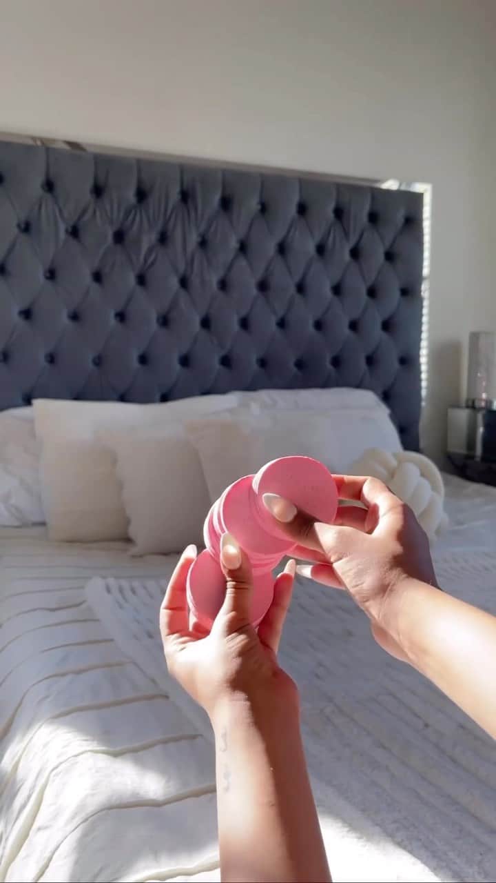 SHEINのインスタグラム：「Those embroidered toiletry bags, though 😍👝🛍 Which SHEIN BEAUTY buys from @gwaperella would give your glam routine a refresh? 👇  🔎 15413932 13911157  #SHEIN #SHEINforAll #SHEINstyle #fashion #chic #saveinstyle」