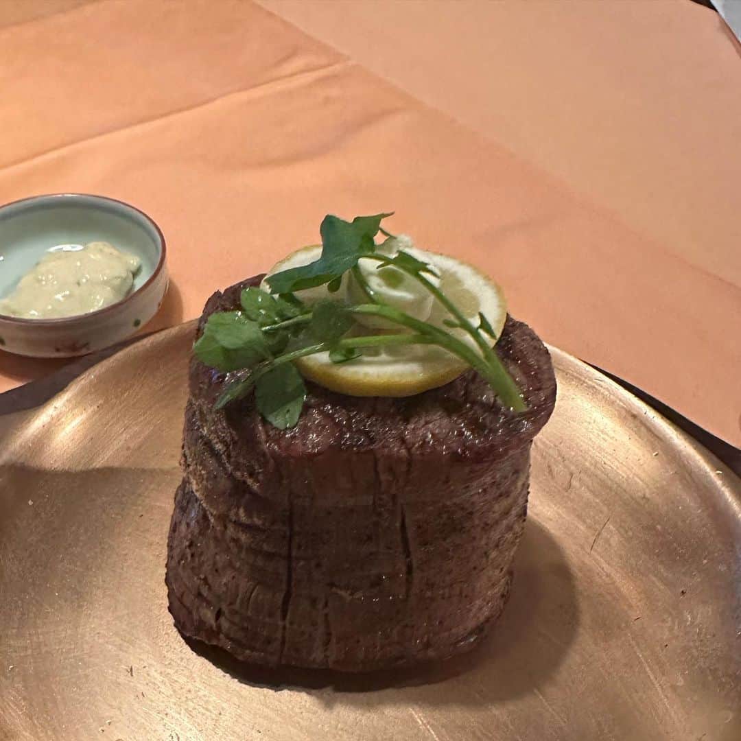 のインスタグラム：「年内に食べておきたかったもののひとつ【キッチンリボン】のステーキ。 お箸で噛めるほどの柔らかさ！ハンバーグもトロトロ。名古屋滞在時間５時間、弾丸グルメ紀行。最高超えて、サイカウでした。 帰り道にはしっかり新幹線の時間に合わせてコンパルのエビフライサンドを予約。」