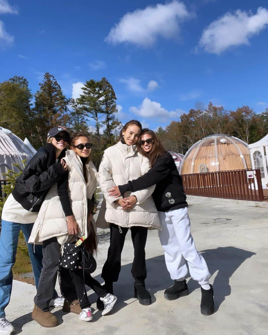 &mのインスタグラム：「初めてのグランピング🌝🤍目の前に大きな富士山🗻 夜空にはこんなにも沢山の星達が輝いていたなんて💫💫💫  #富士星空の村  #名前の通り #本当に感動的だった #グランピング  #子供達もおおはしゃぎ  #最高でした💫💫💫」