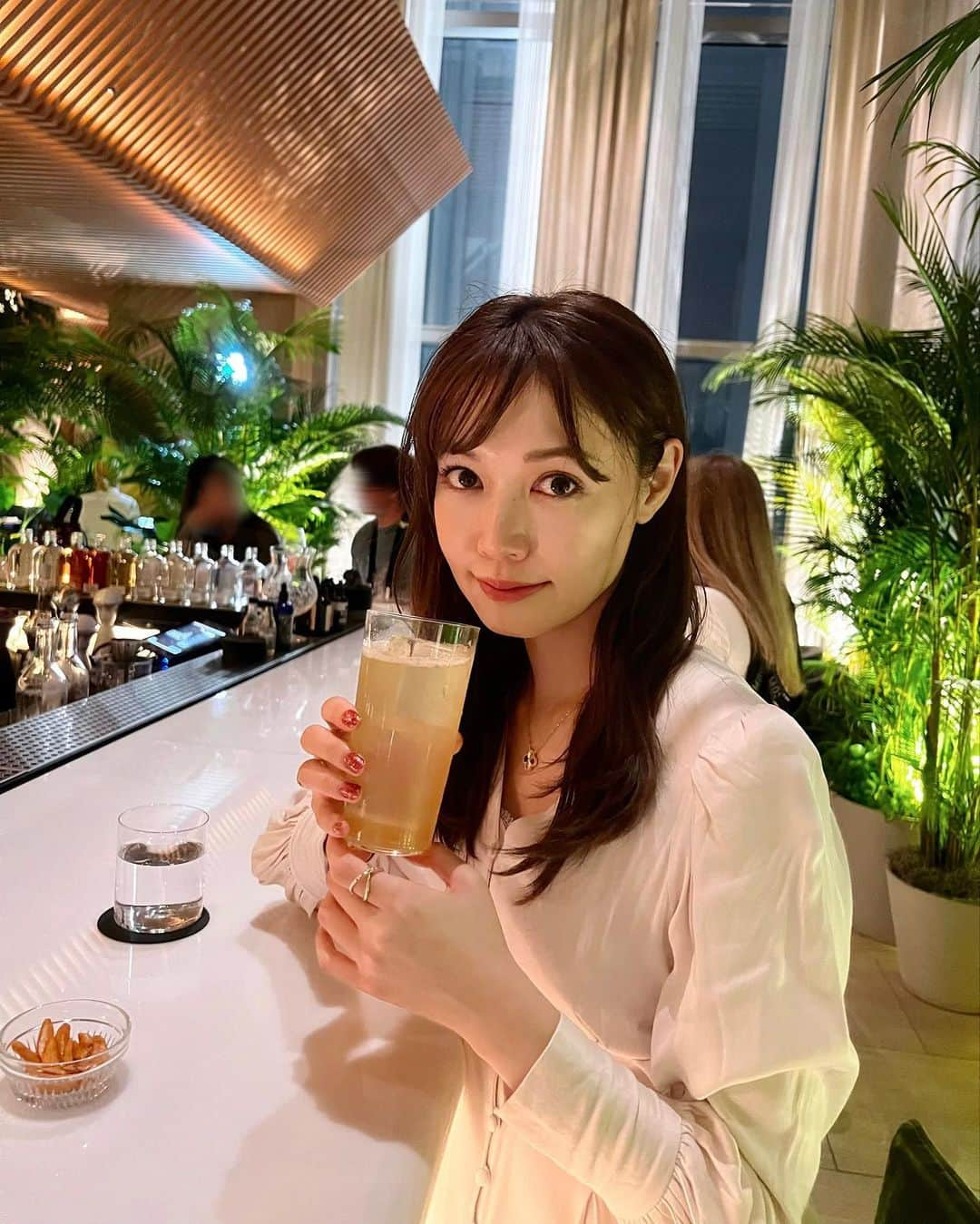 ののさんのインスタグラム写真 - (ののInstagram)「約5ヶ月ぶりにお酒を…🥂 東京アールグレイフィズ 1杯だけだけど飲み終わってから真っ赤に #lobbybar  🗼  #tokyoeditiontoranomon#tokyoedition#tokyo#tokyobar #東京エディション虎ノ門#東京エディション#東京バー#東京グルメ#虎ノ門バー#東京ホテル#東京観光#東京旅行#バー#ワンピ#ワンピース#白ワンピ#フレイアイディー」11月13日 20時31分 - nonoko0309