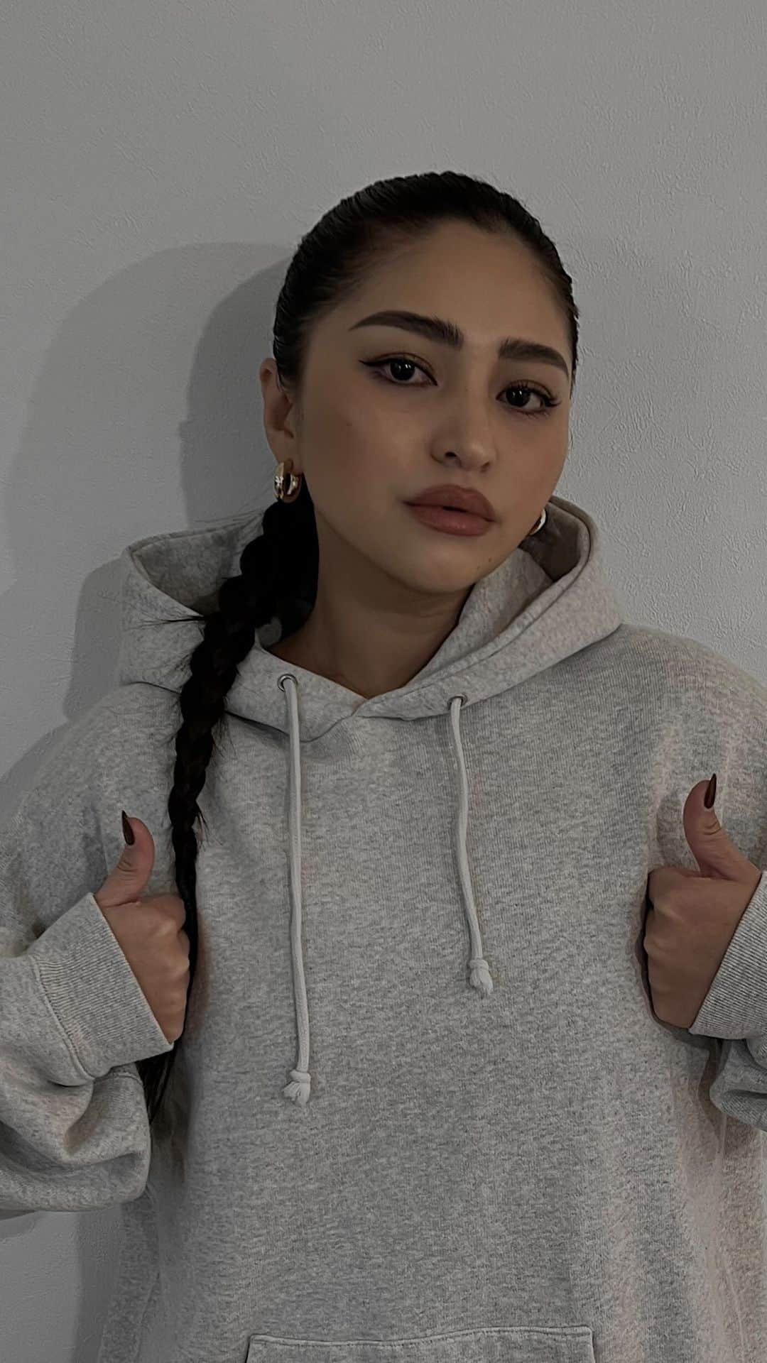 aki_ingkのインスタグラム：「My name is AKI👄 丁度30年前の私と同じポーズで🙌🏾 . . . . #mynameis#ハーフ#メイク#リップ」