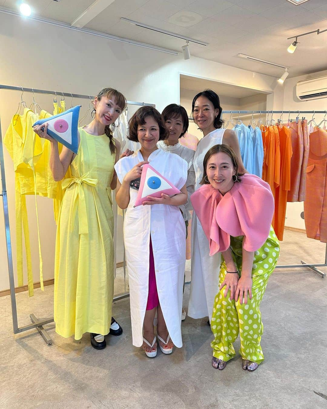 SHOKOのインスタグラム：「NADIAの春夏コレクション展示会に行きました🩵💚💛🩷 夢のある独創的なデザインを、元気なビタミンカラーのシルクなどの上質な素材で、美しく立体感のあるパターンで表現していて、クリエイションの楽しさが伝わってくる服たち。袖を通さずにいられません🎶 作りたいデザインに挑戦し続ける素敵なデザイナーNadiaさんのクリエイションに刺激されて、楽しいスタッフ皆さんの笑顔に癒されて、素敵な服を着させてもらえて、今ではNADIAの展示会に行くのが毎回の私の楽しみです🎵 @nadia.official.jp」