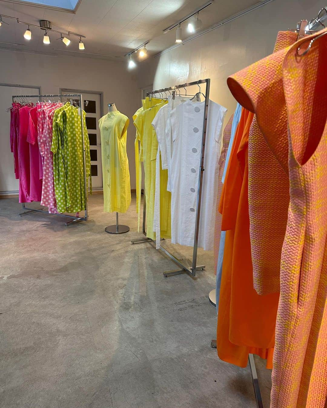 SHOKOさんのインスタグラム写真 - (SHOKOInstagram)「NADIAの春夏コレクション展示会に行きました🩵💚💛🩷 夢のある独創的なデザインを、元気なビタミンカラーのシルクなどの上質な素材で、美しく立体感のあるパターンで表現していて、クリエイションの楽しさが伝わってくる服たち。袖を通さずにいられません🎶 作りたいデザインに挑戦し続ける素敵なデザイナーNadiaさんのクリエイションに刺激されて、楽しいスタッフ皆さんの笑顔に癒されて、素敵な服を着させてもらえて、今ではNADIAの展示会に行くのが毎回の私の楽しみです🎵 @nadia.official.jp」11月13日 20時43分 - shoko_london