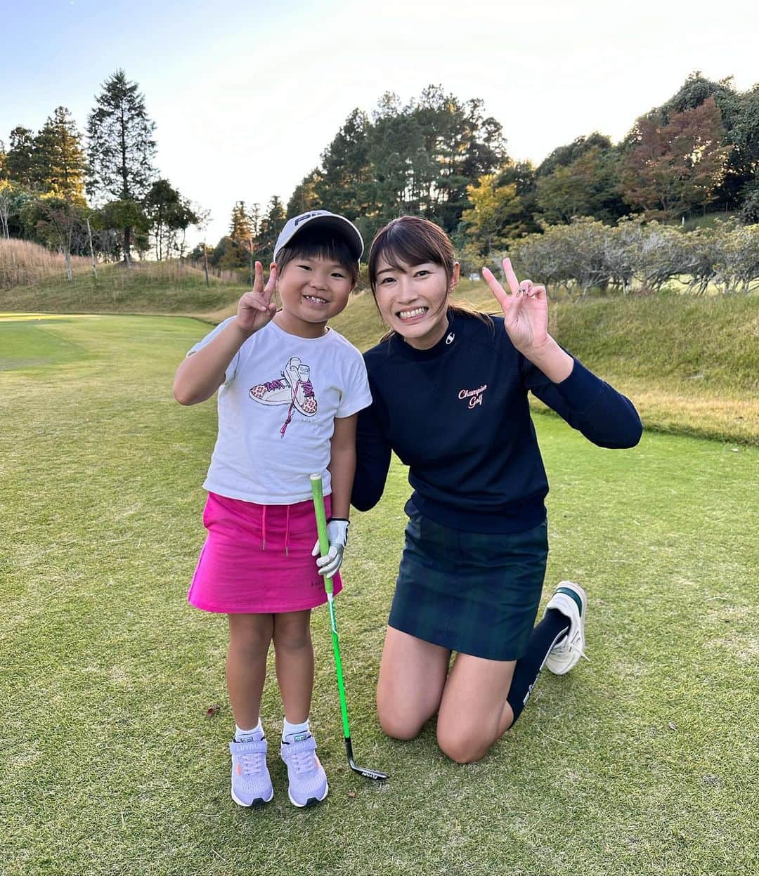 狩野舞子さんのインスタグラム写真 - (狩野舞子Instagram)「・ この間のchampionコンペの時に愛美ちゃんに会えました❤️ いつもここのゴルフ場来る時はいるかなー？どこかなー？って探すから、発見した時の嬉しさ半端ないんです😍🙌  身長も飛距離もどんどん伸びている愛美ちゃん💕 皆さんもぜひ応援よろしくお願いします😊 昨年マイコチャンネルで対決させてもらった時の動画ストーリーズに貼っておくので見てくださいね⛳️ ・ #golf #ゴルフ #南愛美 ちゃん」11月13日 20時42分 - kanochan715