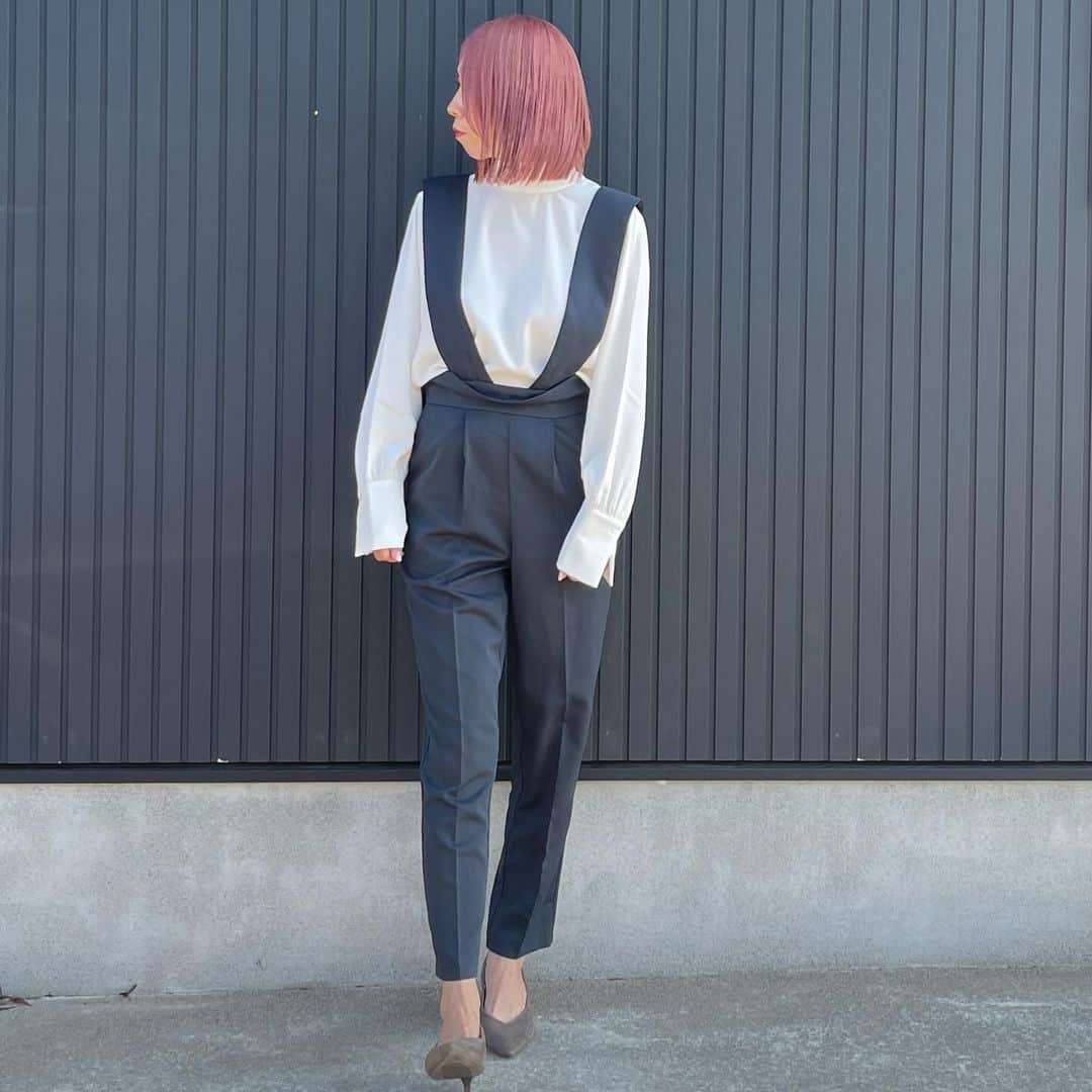 ryuu79hinaさんのインスタグラム写真 - (ryuu79hinaInstagram)「#ootd 𓂃♡ ・ ・ 久しぶりにユアーズコーデ ﾊｲｳｴｽﾄｻﾛﾍﾟｯﾄ× ﾊｲﾈｯｸﾎﾞｳﾀｲﾌﾞﾗｳｽ ・ ・ 肩紐はウエスト内側のボタンで取り外しできるからノーマルなパンツとしても着用可能なのも嬉しいポイント◎ ハイウエストで可愛いのに…めくれちゃってるしぃ😂 長めのカフスデザインもワンポイントでかわちぃ〜♡ ・ ・ ━━━━━━━━━━━━━━━ #ユアーズ#urs_styling#urs#コーデ記録#instagood#ママコーデ#大人カジュアル#大人スタイル#大人シンプル#カジュアルコーデ#シンプルコーデ#きれいめカジュアル#きれいめコーデ#コーデ#ファッション#アラフォー#アラフォーコーデ#アラフォーママ#アラフォー女子#プチプラコーデ#코디#코디스타그램#코디샷#패션스타그램#옷스타그램#여자코디#여자코디」11月13日 20時41分 - ryuu79hina