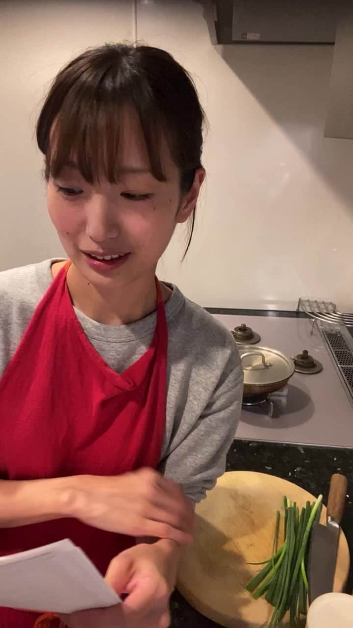 長谷川あかりのインスタグラム：「あさイチありがとうございました✨  なんとなくでつくった 牡蠣と蕪の中華風酒蒸し 覚え書きです。  ①蕪は皮を剥いて2〜3㎜の厚さに切る。昆布と蕪をフライパンに並べ、下処理をした牡蠣をのせたら、料理酒50mlを注ぎ、塩少々を全体に振る。(酒を使う場合は塩少々を混ぜて注ぐ) ②蓋をして、中火で6〜7分水気がなくなるまで蒸して、器に盛り付ける。刻んだ小ネギ、生姜を乗せる。 ③ごま油大さじ1をフライパンに入れ、煙が出るまで熱したら、②の上にかけて完成。好みで塩を少し振っていただく。  オイスターソース入れてないのにオイスターソースの味がする。  ※牡蠣の下処理 牡蠣はボウルに入れ、分量外の塩を大さじ1加えて優しく混ぜながら汚れを落とす。水で洗い、ざるに上げて水気を切るのを数回繰り返す」
