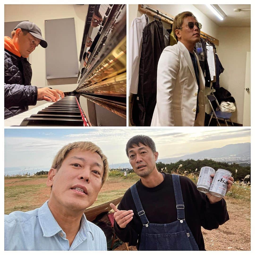 じゅんいちダビッドソンのインスタグラム：「野に泊まり🏕️板に登場し🎙️スタジオに入る🎹 同じ日にこれらがあった先日！ 感覚切り替えが面白いんだが、 劇場の板の上でネタ中自分の首筋あたりから 焚き火の香がしたのはここだけの秘密です。  #キャンプ芸人 #のち #浅草東洋館 #ネタ出番 #のち #かなでるサングラス #少しずつ伸びてます #maybe #ピアノ #じゅんいちダビッドソン  #いつか森で弾きますね　#じゅんいちダビッドソンのキャンプ村 #オンラインサロン #突発キャンプオフ会」