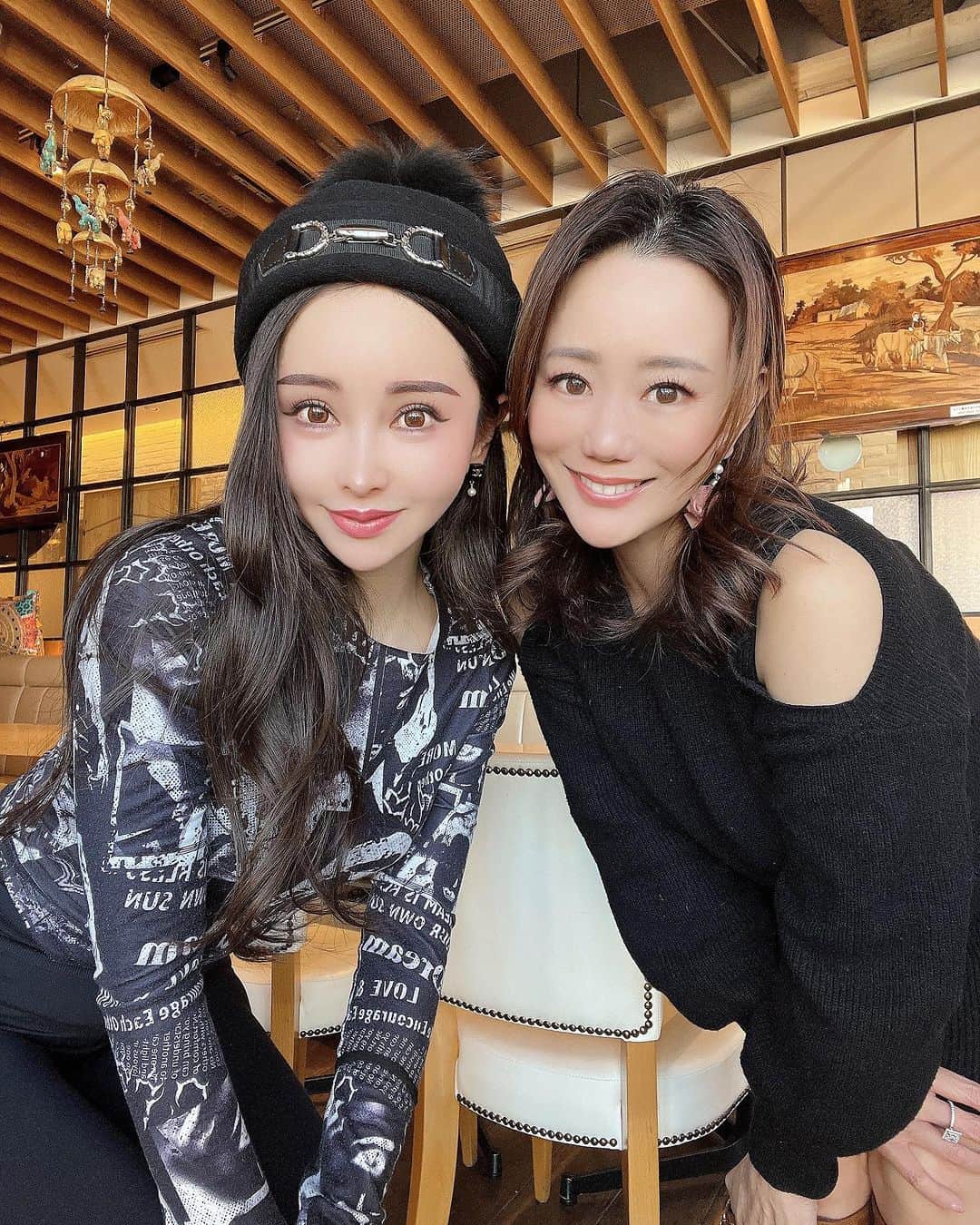 CHIKAのインスタグラム：「🤍🤍🤍  大好きなレイさんと🤍  今日は仕事のmtg！ レイさん話せば話すほど 魅力的な女性です。  尊敬の眼差し😳✨  ２０２４年も飛躍の年にします🤍  今日はトレーニングの日で カジュアルスタイルでした♡  #女性経営者」
