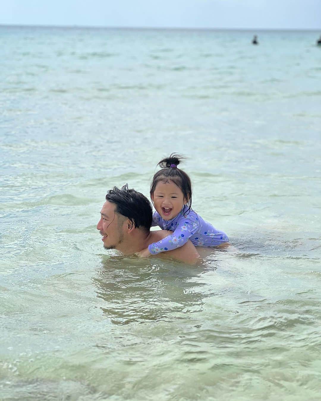 Yumaikaさんのインスタグラム写真 - (YumaikaInstagram)「最後の夏を感じに宮古島へ🏖  珊瑚を見て、娘が一言。 「ブロッコリーがいっぱい！」🥦  0歳の時から、海に連れて行ってるおかげなのか 深い場所でも、波にも、怖気づかず✌🏾 3歳になった今は　海もプールも大好きに💕  毎年、1〜2回は遊びにくる宮古島は いつのまにか家族行事になりました☺️  遊びに来る時は、必ず @masaru_tabiwaku に アテンドしてもらってます🫶🏾 素敵な旅にしてくれて、いつもありがとうございます🤍  つーちゃん、3歳のお誕生日おめでとう✨✨  これからもたくさん思い出つくっていこーね。👶🏻  #宮古島　#誕生日旅行」11月13日 20時36分 - _yumaika_