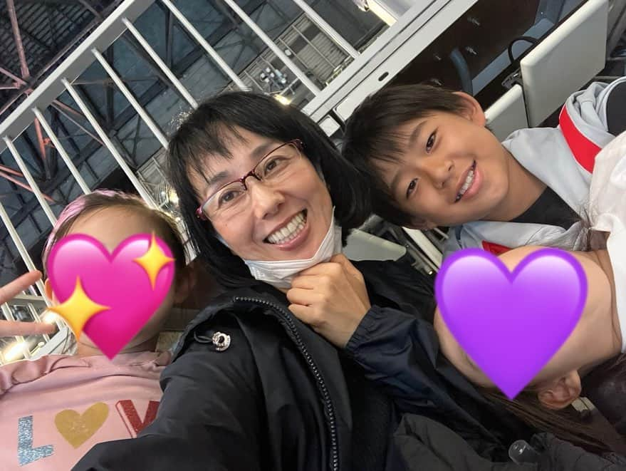 東尾理子さんのインスタグラム写真 - (東尾理子Instagram)「テニス女子団体、国別対抗戦、ビリー・ジーン・キングカップの応援に行ってきました📣  日本🇯🇵vsコロンビア🇨🇴 杉山愛ちゃん監督率いる日本チーム、勝利🎾 愛監督、カッコよかったよ〜❣️  特にリプレイ検証？（この呼び方は野球だね💦テニスは何だっけ😅？）は、子どもたちもドキドキでした💓  @aisugiyamaofficial 監督、頑張って〜📣  #テニス #子育て」11月13日 20時43分 - rikohigashio