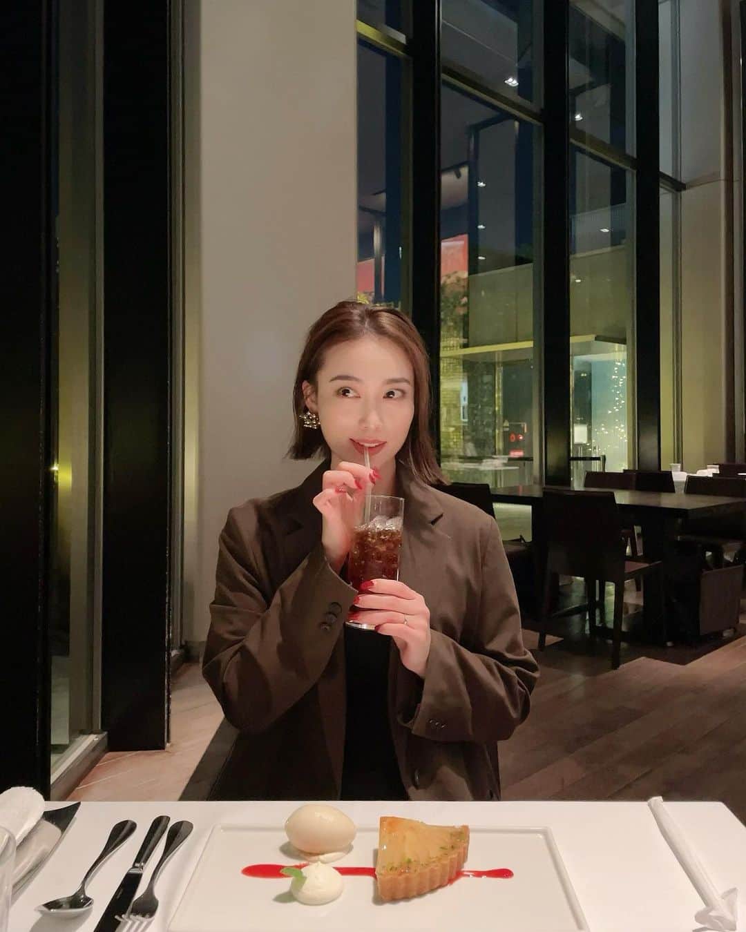 田中 レイナのインスタグラム：「ここのお店良すぎたぁ.. また行きたい🏹💞 #thecosmopolitangrillbarterrace」