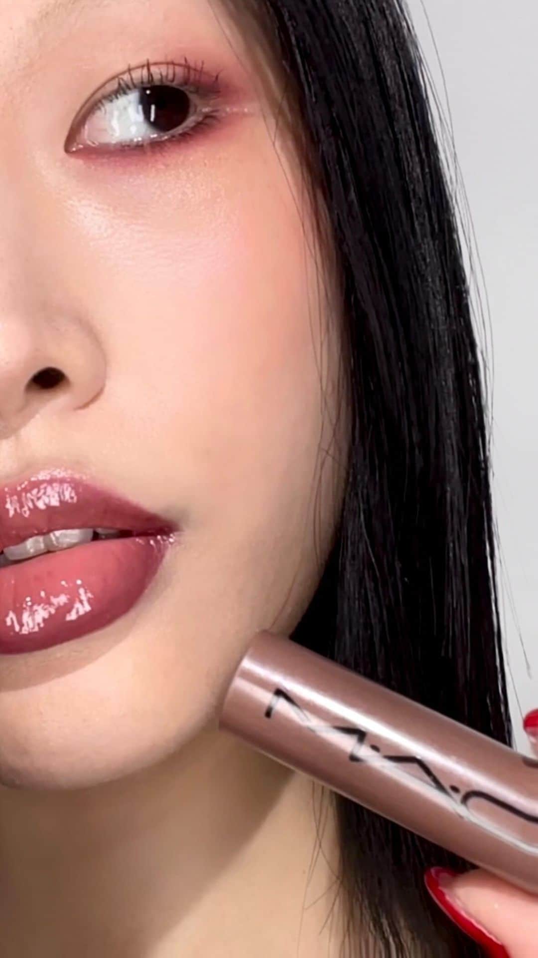 福長優のインスタグラム：「Plumpy, Juicy, Cherry lips 🍒🖤 #MACTREND #MACCREATOR   used product -Lip Pencil in Half-Red (Eye & Lip) -Squirt Plumpping gloss stick in Simulation  #맥 #맥소속직원 #맥크리에이터 #divalips #berrylips #maclipstick @MACCOSMETICS @MACCOSMETICSKOREA」