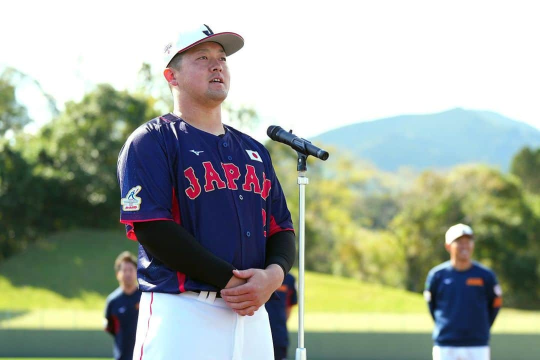 侍ジャパンのインスタグラム：「「カーネクスト アジアプロ野球チャンピオンシップ2023」に向けた侍ジャパン宮崎秋季キャンプ2023の最終日。午前中のみで練習を切り上げ、牧秀悟選手による挨拶で手締めが行われました。チームは16日19時よりチャイニーズ・タイペイとの初戦に臨みます。  https://www.japan-baseball.jp/jp/news/press/20231113_1.html  #侍ジャパン #侍ジャパン宮崎秋季キャンプ2023 #アジチャン #森下翔太 #古賀悠斗 #今井達也 #牧秀悟 #佐藤輝明 #桐敷拓馬 #横山陸人 #根本悠楓」