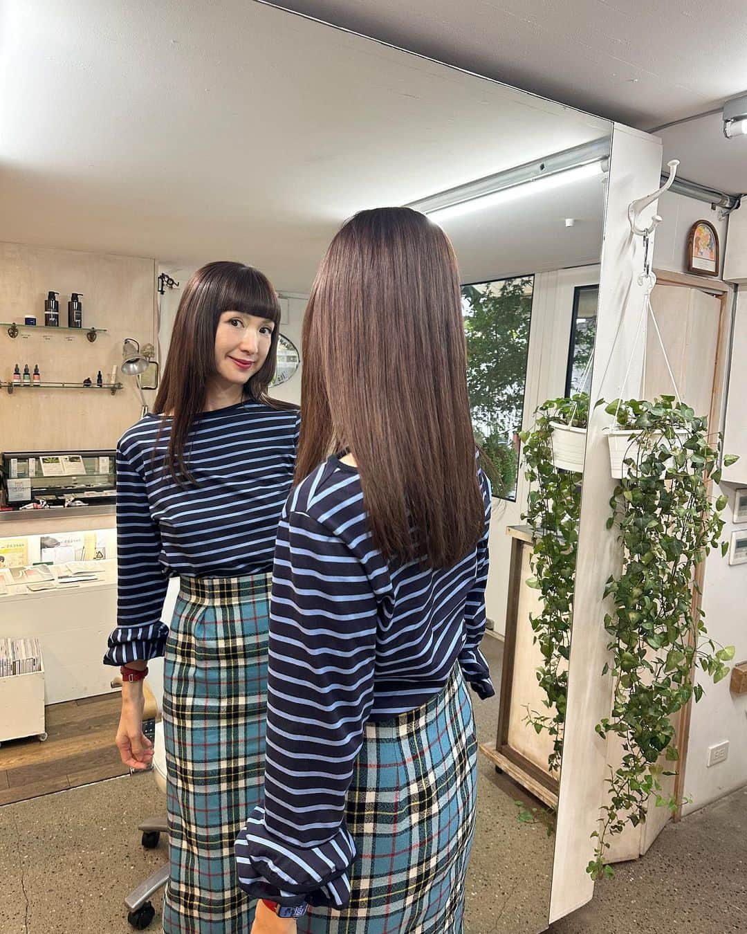 SHOKOのインスタグラム：「今秋のヘアカラーは引き続き、秋らしいダークが気分🤎 モカブラウン、ですって☕️ 代官山Boy Attic店長みさいちゃんのセンス、とっても好きです💕 @misai128 @boy_hairsalon @boyattic ✂️」