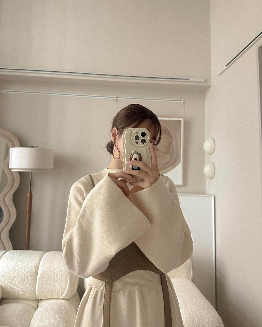 たかあしあかりさんのインスタグラム写真 - (たかあしあかりInstagram)「. ニットワンピースのコーデ🧶  いきなり冷え込んだ🥲 みんなも体には気をつけてね〜  @moitytto_ 11/16 販売 ⤵︎ ︎ フレアスリーブニットワンピース black/beige/natural FREE size ¥7,700 tax in  ⠀  ⠀  ⠀  ⠀  ⠀  #冬コーデ #韓国コーデ #淡色コーデ #ベージュコーデ #淡色コーデ #低身長コーデ  #ベージュコーデ #ニットコーデ  #イエベ秋 #低身長ファッション #ビスチェコーデ #zozotownで購入 #ニットワンピースコーデ」11月13日 20時51分 - akari___0302