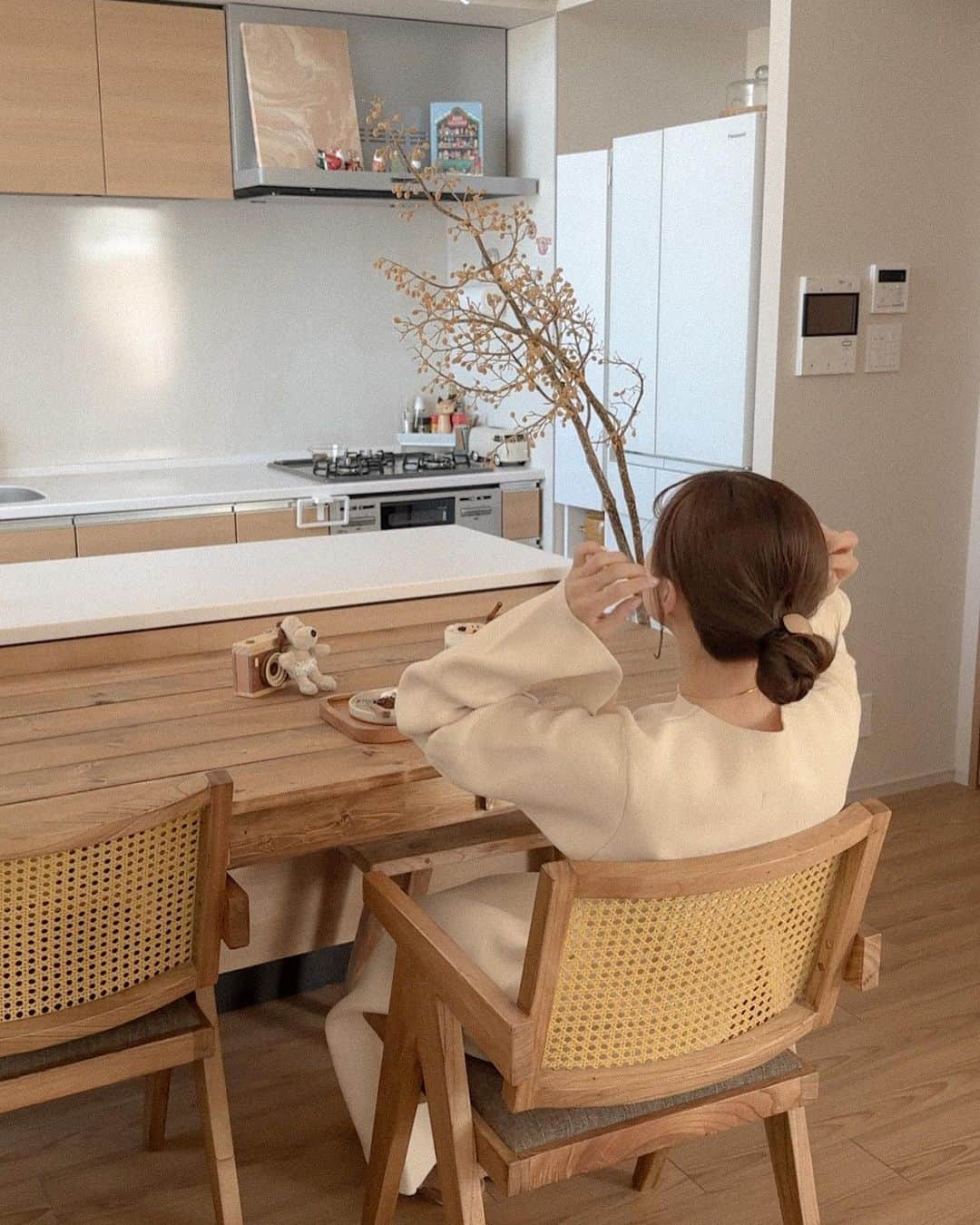 たかあしあかりさんのインスタグラム写真 - (たかあしあかりInstagram)「. ニットワンピースのコーデ🧶  いきなり冷え込んだ🥲 みんなも体には気をつけてね〜  @moitytto_ 11/16 販売 ⤵︎ ︎ フレアスリーブニットワンピース black/beige/natural FREE size ¥7,700 tax in  ⠀  ⠀  ⠀  ⠀  ⠀  #冬コーデ #韓国コーデ #淡色コーデ #ベージュコーデ #淡色コーデ #低身長コーデ  #ベージュコーデ #ニットコーデ  #イエベ秋 #低身長ファッション #ビスチェコーデ #zozotownで購入 #ニットワンピースコーデ」11月13日 20時51分 - akari___0302