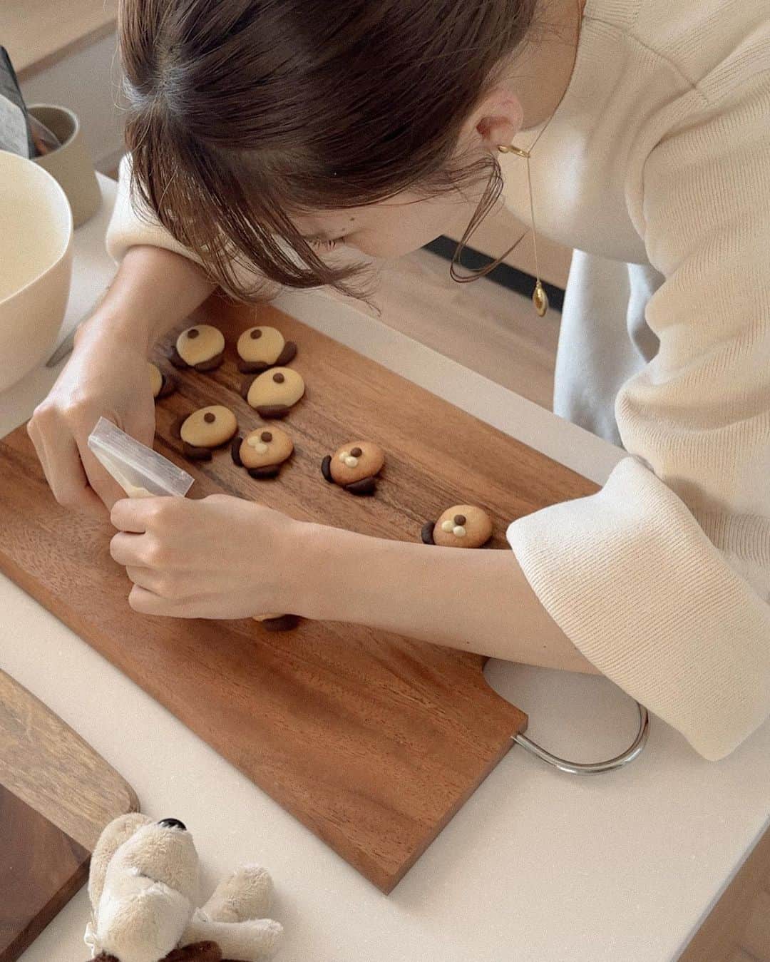たかあしあかりさんのインスタグラム写真 - (たかあしあかりInstagram)「. ニットワンピースのコーデ🧶  いきなり冷え込んだ🥲 みんなも体には気をつけてね〜  @moitytto_ 11/16 販売 ⤵︎ ︎ フレアスリーブニットワンピース black/beige/natural FREE size ¥7,700 tax in  ⠀  ⠀  ⠀  ⠀  ⠀  #冬コーデ #韓国コーデ #淡色コーデ #ベージュコーデ #淡色コーデ #低身長コーデ  #ベージュコーデ #ニットコーデ  #イエベ秋 #低身長ファッション #ビスチェコーデ #zozotownで購入 #ニットワンピースコーデ」11月13日 20時51分 - akari___0302
