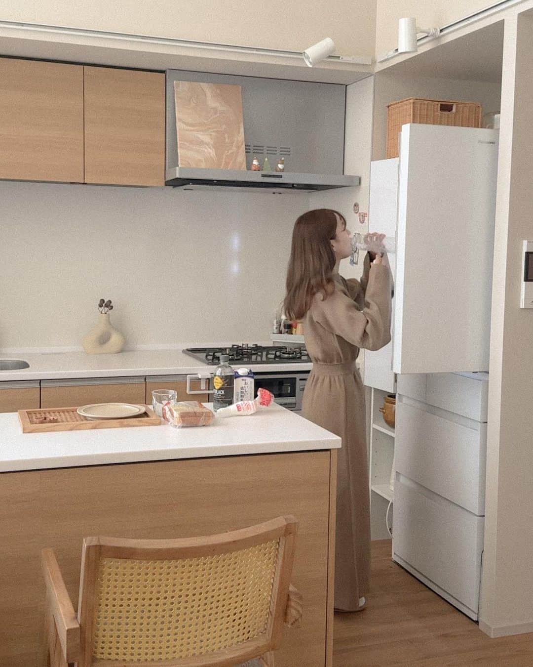 たかあしあかりさんのインスタグラム写真 - (たかあしあかりInstagram)「. ニットワンピースのコーデ🧶  いきなり冷え込んだ🥲 みんなも体には気をつけてね〜  @moitytto_ 11/16 販売 ⤵︎ ︎ フレアスリーブニットワンピース black/beige/natural FREE size ¥7,700 tax in  ⠀  ⠀  ⠀  ⠀  ⠀  #冬コーデ #韓国コーデ #淡色コーデ #ベージュコーデ #淡色コーデ #低身長コーデ  #ベージュコーデ #ニットコーデ  #イエベ秋 #低身長ファッション #ビスチェコーデ #zozotownで購入 #ニットワンピースコーデ」11月13日 20時51分 - akari___0302