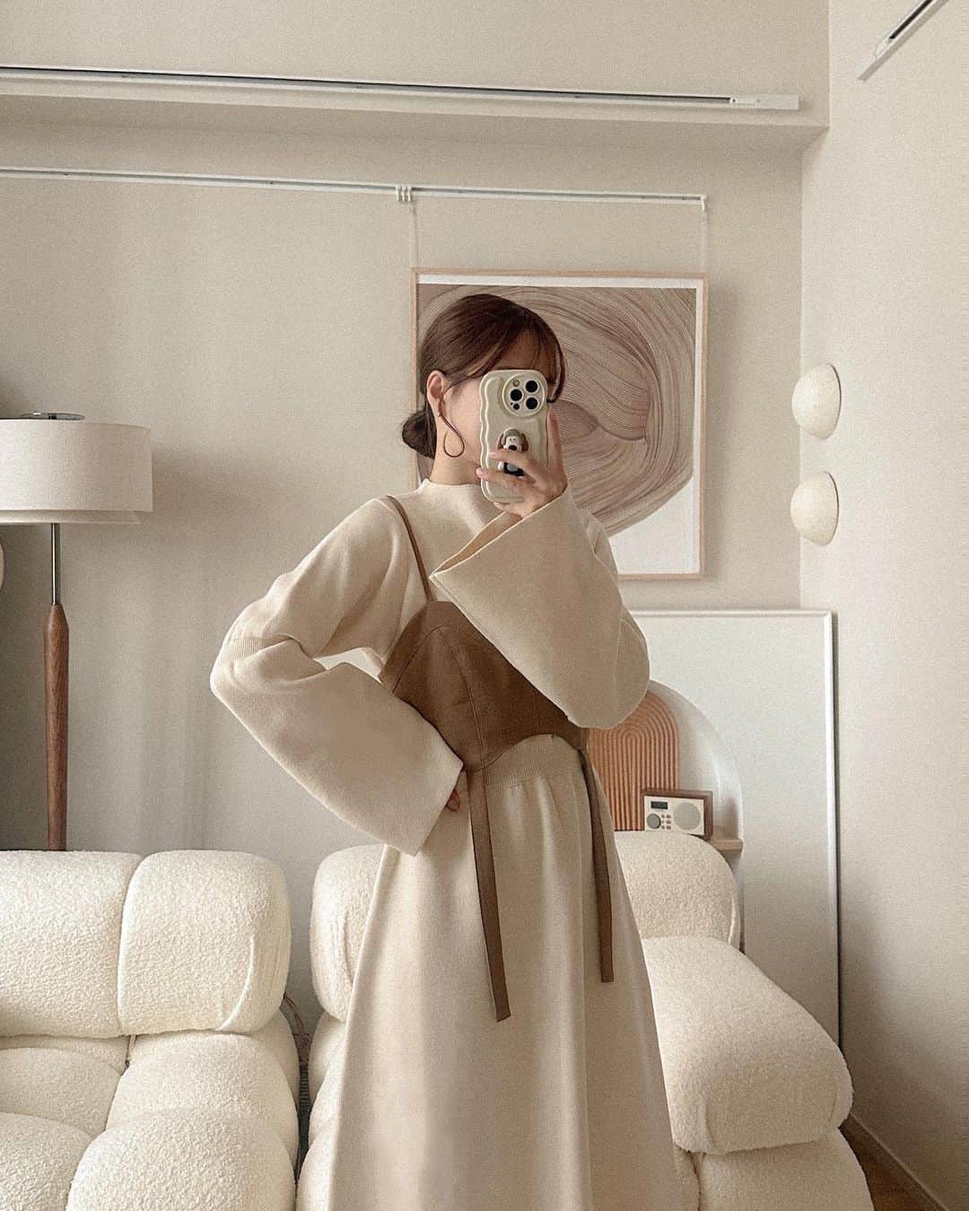たかあしあかりさんのインスタグラム写真 - (たかあしあかりInstagram)「. ニットワンピースのコーデ🧶  いきなり冷え込んだ🥲 みんなも体には気をつけてね〜  @moitytto_ 11/16 販売 ⤵︎ ︎ フレアスリーブニットワンピース black/beige/natural FREE size ¥7,700 tax in  ⠀  ⠀  ⠀  ⠀  ⠀  #冬コーデ #韓国コーデ #淡色コーデ #ベージュコーデ #淡色コーデ #低身長コーデ  #ベージュコーデ #ニットコーデ  #イエベ秋 #低身長ファッション #ビスチェコーデ #zozotownで購入 #ニットワンピースコーデ」11月13日 20時51分 - akari___0302