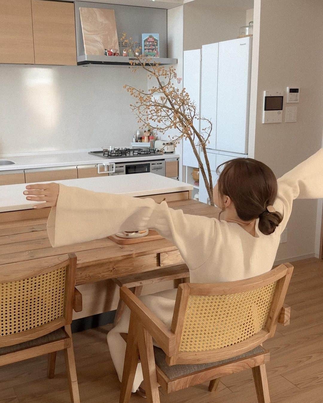 たかあしあかりさんのインスタグラム写真 - (たかあしあかりInstagram)「. ニットワンピースのコーデ🧶  いきなり冷え込んだ🥲 みんなも体には気をつけてね〜  @moitytto_ 11/16 販売 ⤵︎ ︎ フレアスリーブニットワンピース black/beige/natural FREE size ¥7,700 tax in  ⠀  ⠀  ⠀  ⠀  ⠀  #冬コーデ #韓国コーデ #淡色コーデ #ベージュコーデ #淡色コーデ #低身長コーデ  #ベージュコーデ #ニットコーデ  #イエベ秋 #低身長ファッション #ビスチェコーデ #zozotownで購入 #ニットワンピースコーデ」11月13日 20時51分 - akari___0302