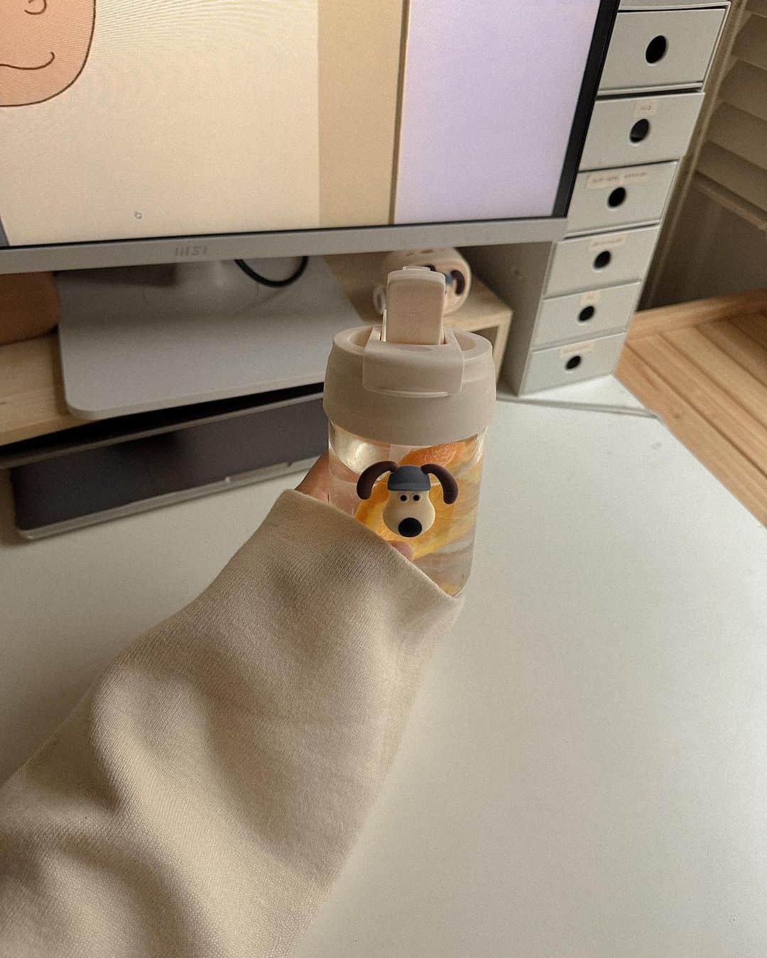 たかあしあかりさんのインスタグラム写真 - (たかあしあかりInstagram)「. ニットワンピースのコーデ🧶  いきなり冷え込んだ🥲 みんなも体には気をつけてね〜  @moitytto_ 11/16 販売 ⤵︎ ︎ フレアスリーブニットワンピース black/beige/natural FREE size ¥7,700 tax in  ⠀  ⠀  ⠀  ⠀  ⠀  #冬コーデ #韓国コーデ #淡色コーデ #ベージュコーデ #淡色コーデ #低身長コーデ  #ベージュコーデ #ニットコーデ  #イエベ秋 #低身長ファッション #ビスチェコーデ #zozotownで購入 #ニットワンピースコーデ」11月13日 20時51分 - akari___0302