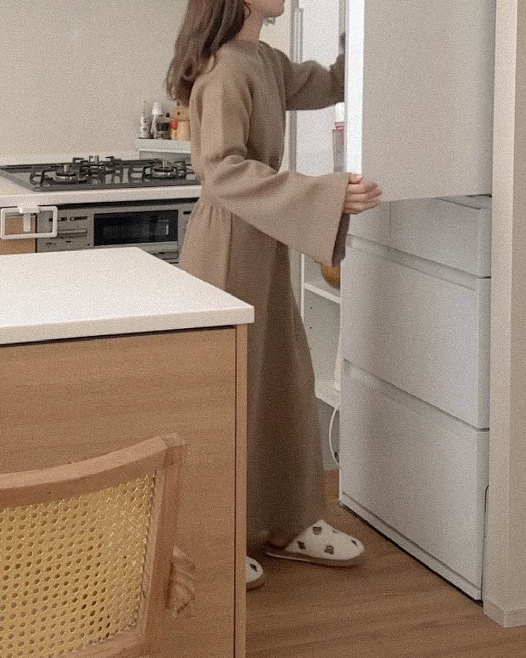 たかあしあかりさんのインスタグラム写真 - (たかあしあかりInstagram)「. ニットワンピースのコーデ🧶  いきなり冷え込んだ🥲 みんなも体には気をつけてね〜  @moitytto_ 11/16 販売 ⤵︎ ︎ フレアスリーブニットワンピース black/beige/natural FREE size ¥7,700 tax in  ⠀  ⠀  ⠀  ⠀  ⠀  #冬コーデ #韓国コーデ #淡色コーデ #ベージュコーデ #淡色コーデ #低身長コーデ  #ベージュコーデ #ニットコーデ  #イエベ秋 #低身長ファッション #ビスチェコーデ #zozotownで購入 #ニットワンピースコーデ」11月13日 20時51分 - akari___0302