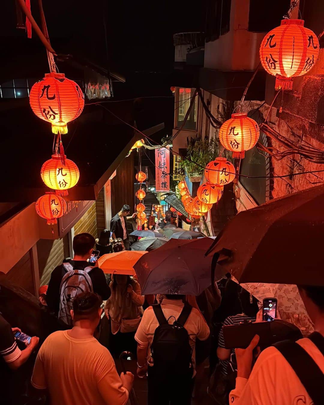 UKAさんのインスタグラム写真 - (UKAInstagram)「🏮九份🏮🏮🇹🇼✨ 千と千尋の神隠しのモデルになった街🐈‍⬛ 独特な雰囲気に魅了された... とにかく素敵で、ほっこりしたり感動したりしたり、 素敵な夜でした...🥲❤️  #九份 #台湾 #trip」11月13日 20時43分 - d28_uka