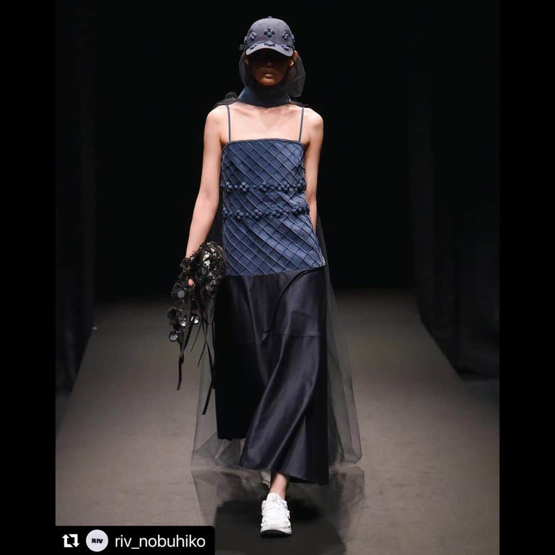 株式会社ニュートラルマネジメントのインスタグラム：「#Repost @riv_nobuhiko with @use.repost ・・・ RIV NOBUHIKO AW Preview Show _Look 6  #rivnobuhiko #emergingdesigner #leatherdress #leatherembroidery #leather #pigskin #handwork #beadembroidery #江原杏実 #nmtinc #モデル」