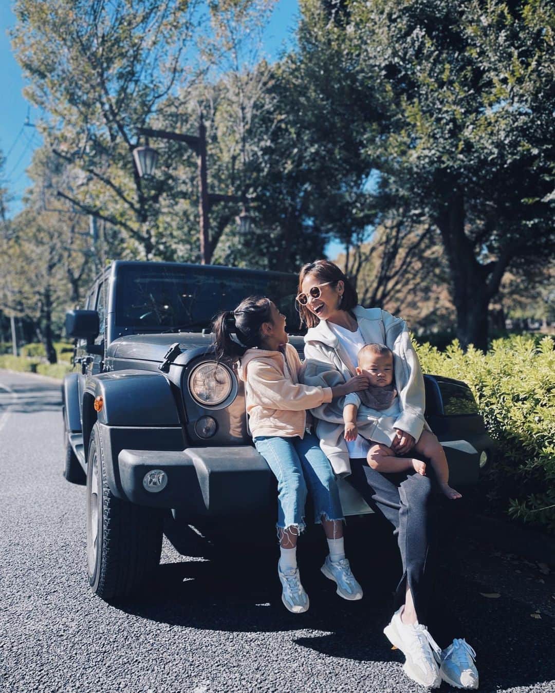原田沙奈子のインスタグラム：「だいっすきな車とお別れをした10月末。 涙が出るくらい感謝の気持ちでいっぱい🤍  ビジュアルも内装も性格も可愛い車で。笑 ホント良き相棒だった。  たくさんの楽しい思い出をありがとう！ これから乗せる大好き家族のことも頼んだよ🥹  また会おう！ あいしてるよー🤍  #jeepwrangler」