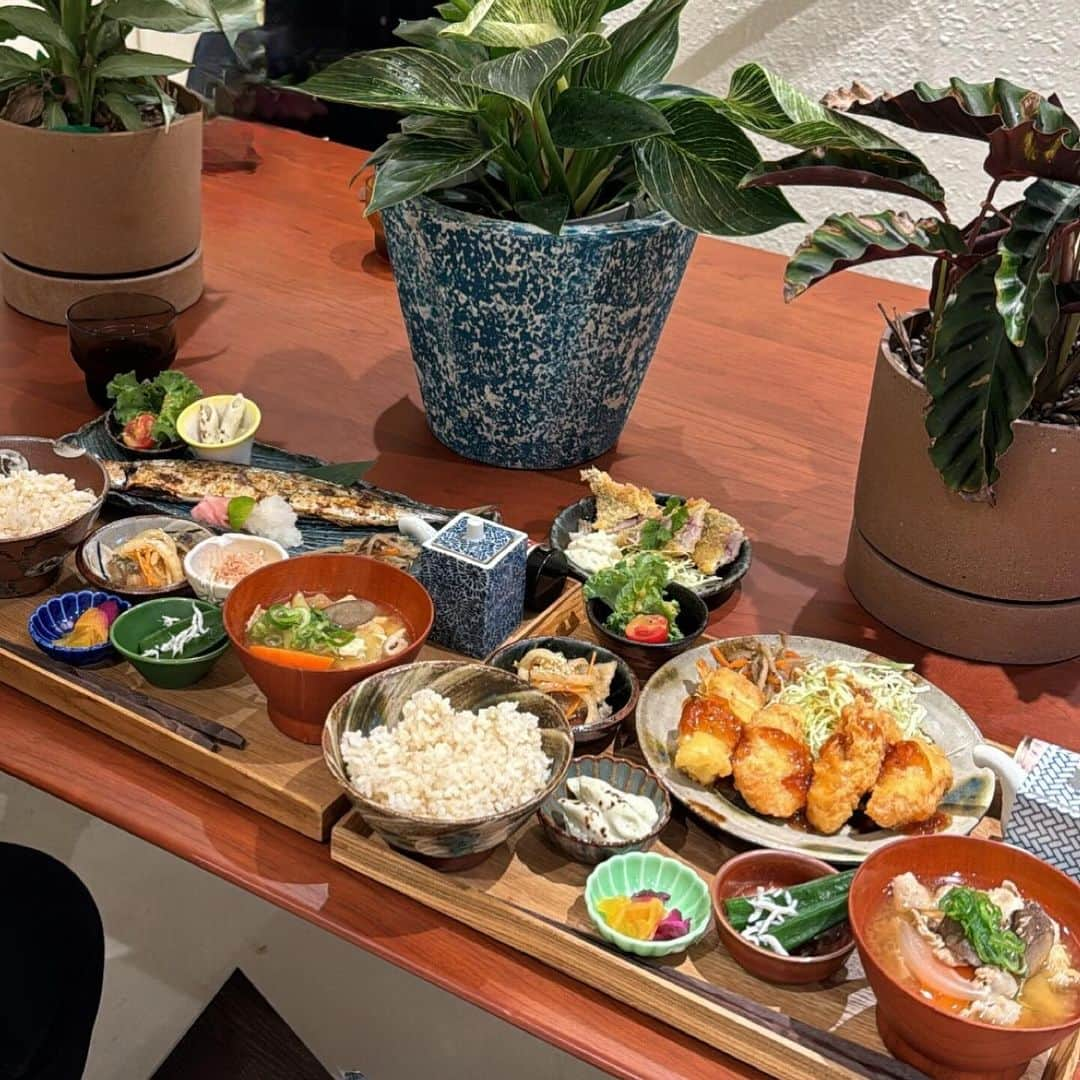 斉藤真木子のインスタグラム：「@popeye_fushimi 🍚🥢  行列のできる和定食屋さん✨ 家具や雑貨も可愛くてとてもお洒落な店内🪴  メニューも豊富でとても迷ってしまいました… 次はおにぎり定食にしたいなぁ🍙  #ポパイ#ポパイ伏見#POPEYE#伏見POPEYE#名古屋ランチ#名古屋定食#名古屋カフェ#名古屋モーニング#栄モーニング#栄カフェ#栄ランチ#伏見モーニング#伏見カフェ#伏見ランチ」