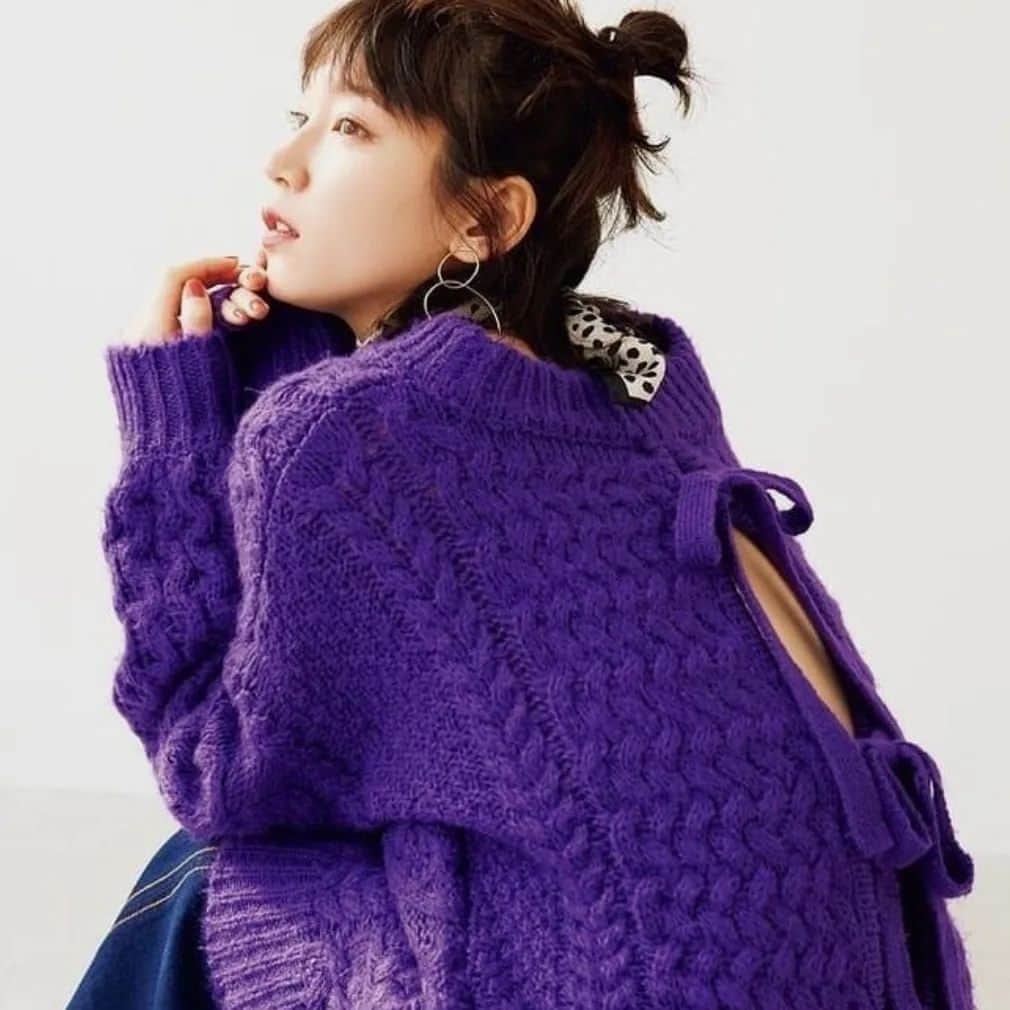 のインスタグラム：「里帆ちゃん、りほらーの皆様今日も１日お疲れ様でした！(*´ー｀*)  月曜日終わりってことは明日は  火曜日なんやけど⬅️😂当たり前の事を堂々とゆー！  火曜日はね楽しみありますからりほらーの❤️❤️  毎回刺さってウルッてなるけん明日もそんななるんやろーなーー😭😭  #吉岡里帆#吉岡里帆かわいすぎ #吉岡里帆ちゃん」