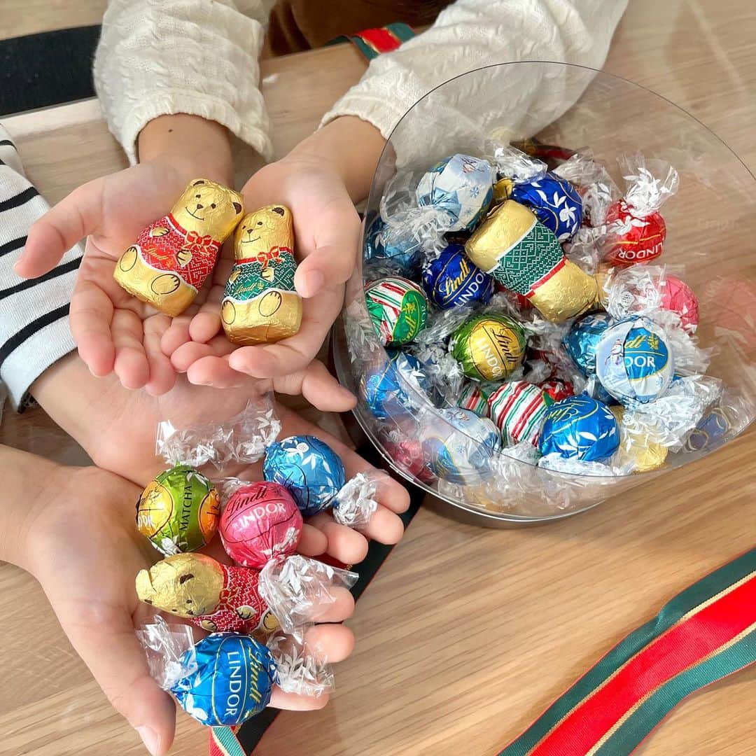 makikoさんのインスタグラム写真 - (makikoInstagram)「❤︎ 生まれたときはあんまり似てないと思ってたけど、最近ちょっとした表情が似てきた気がする…👦🏻👧🏻✨  世界で愛されるスイスのチョコレートブランド『リンツ』がQVCに初登場したんやって🥹💓  キラキラの宝石💎みたいなパッケージが可愛すぎて…💓💓 開けてしまうのがもったいないくらい✨  リンドールチョコレートも優しい甘さで心が癒された❤️ 夜子どもたちが寝たあとにドラマ観ながら食べたい🤤💕笑  QVC限定でリンドールを詰め合わせたギフトボックスが特別価格で購入できるんやって🐻✨  自分へのご褒美でも良し、誰かにプレゼントしても喜ばれそうよね🥰  @qvc_japan   #リンドール #リンドールチョコ #リンツ  #QVCジャパン #qvcアンバサダー #qvcjapan #買い物チャンネルQVC」11月13日 20時49分 - batako93