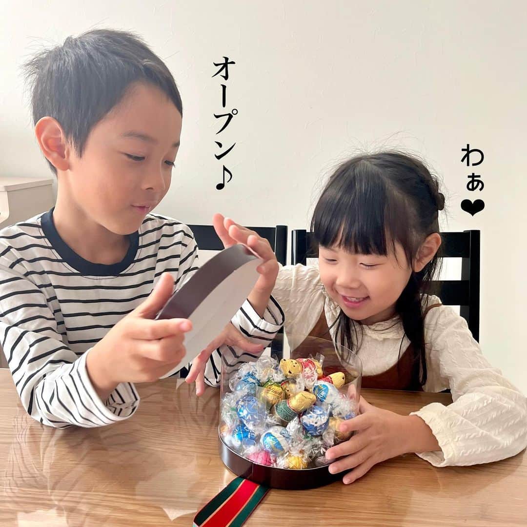 makikoさんのインスタグラム写真 - (makikoInstagram)「❤︎ 生まれたときはあんまり似てないと思ってたけど、最近ちょっとした表情が似てきた気がする…👦🏻👧🏻✨  世界で愛されるスイスのチョコレートブランド『リンツ』がQVCに初登場したんやって🥹💓  キラキラの宝石💎みたいなパッケージが可愛すぎて…💓💓 開けてしまうのがもったいないくらい✨  リンドールチョコレートも優しい甘さで心が癒された❤️ 夜子どもたちが寝たあとにドラマ観ながら食べたい🤤💕笑  QVC限定でリンドールを詰め合わせたギフトボックスが特別価格で購入できるんやって🐻✨  自分へのご褒美でも良し、誰かにプレゼントしても喜ばれそうよね🥰  @qvc_japan   #リンドール #リンドールチョコ #リンツ  #QVCジャパン #qvcアンバサダー #qvcjapan #買い物チャンネルQVC」11月13日 20時49分 - batako93