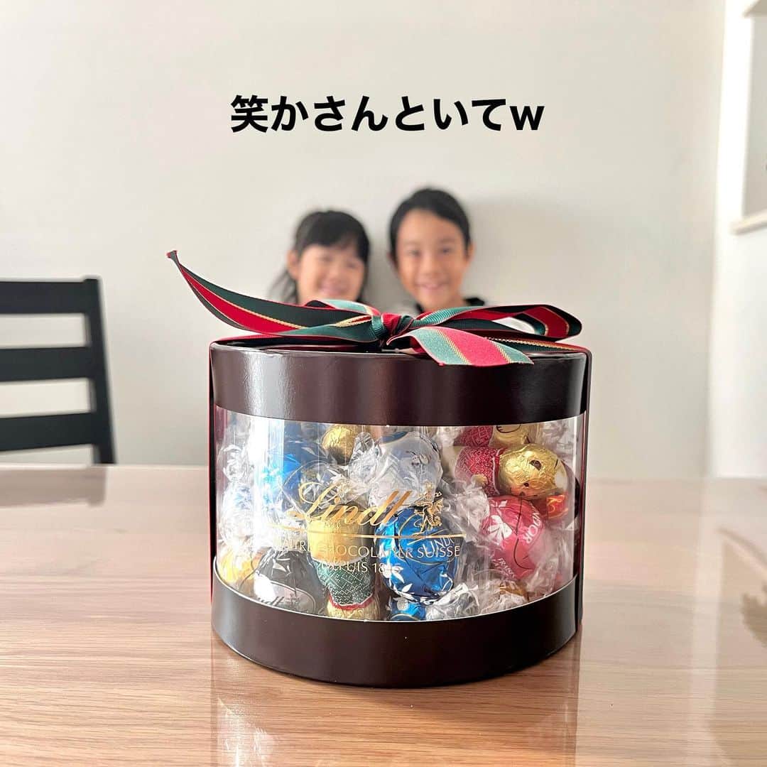 makikoさんのインスタグラム写真 - (makikoInstagram)「❤︎ 生まれたときはあんまり似てないと思ってたけど、最近ちょっとした表情が似てきた気がする…👦🏻👧🏻✨  世界で愛されるスイスのチョコレートブランド『リンツ』がQVCに初登場したんやって🥹💓  キラキラの宝石💎みたいなパッケージが可愛すぎて…💓💓 開けてしまうのがもったいないくらい✨  リンドールチョコレートも優しい甘さで心が癒された❤️ 夜子どもたちが寝たあとにドラマ観ながら食べたい🤤💕笑  QVC限定でリンドールを詰め合わせたギフトボックスが特別価格で購入できるんやって🐻✨  自分へのご褒美でも良し、誰かにプレゼントしても喜ばれそうよね🥰  @qvc_japan   #リンドール #リンドールチョコ #リンツ  #QVCジャパン #qvcアンバサダー #qvcjapan #買い物チャンネルQVC」11月13日 20時49分 - batako93