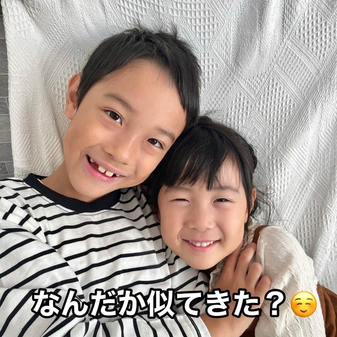 makikoのインスタグラム：「❤︎ 生まれたときはあんまり似てないと思ってたけど、最近ちょっとした表情が似てきた気がする…👦🏻👧🏻✨  世界で愛されるスイスのチョコレートブランド『リンツ』がQVCに初登場したんやって🥹💓  キラキラの宝石💎みたいなパッケージが可愛すぎて…💓💓 開けてしまうのがもったいないくらい✨  リンドールチョコレートも優しい甘さで心が癒された❤️ 夜子どもたちが寝たあとにドラマ観ながら食べたい🤤💕笑  QVC限定でリンドールを詰め合わせたギフトボックスが特別価格で購入できるんやって🐻✨  自分へのご褒美でも良し、誰かにプレゼントしても喜ばれそうよね🥰  @qvc_japan   #リンドール #リンドールチョコ #リンツ  #QVCジャパン #qvcアンバサダー #qvcjapan #買い物チャンネルQVC」