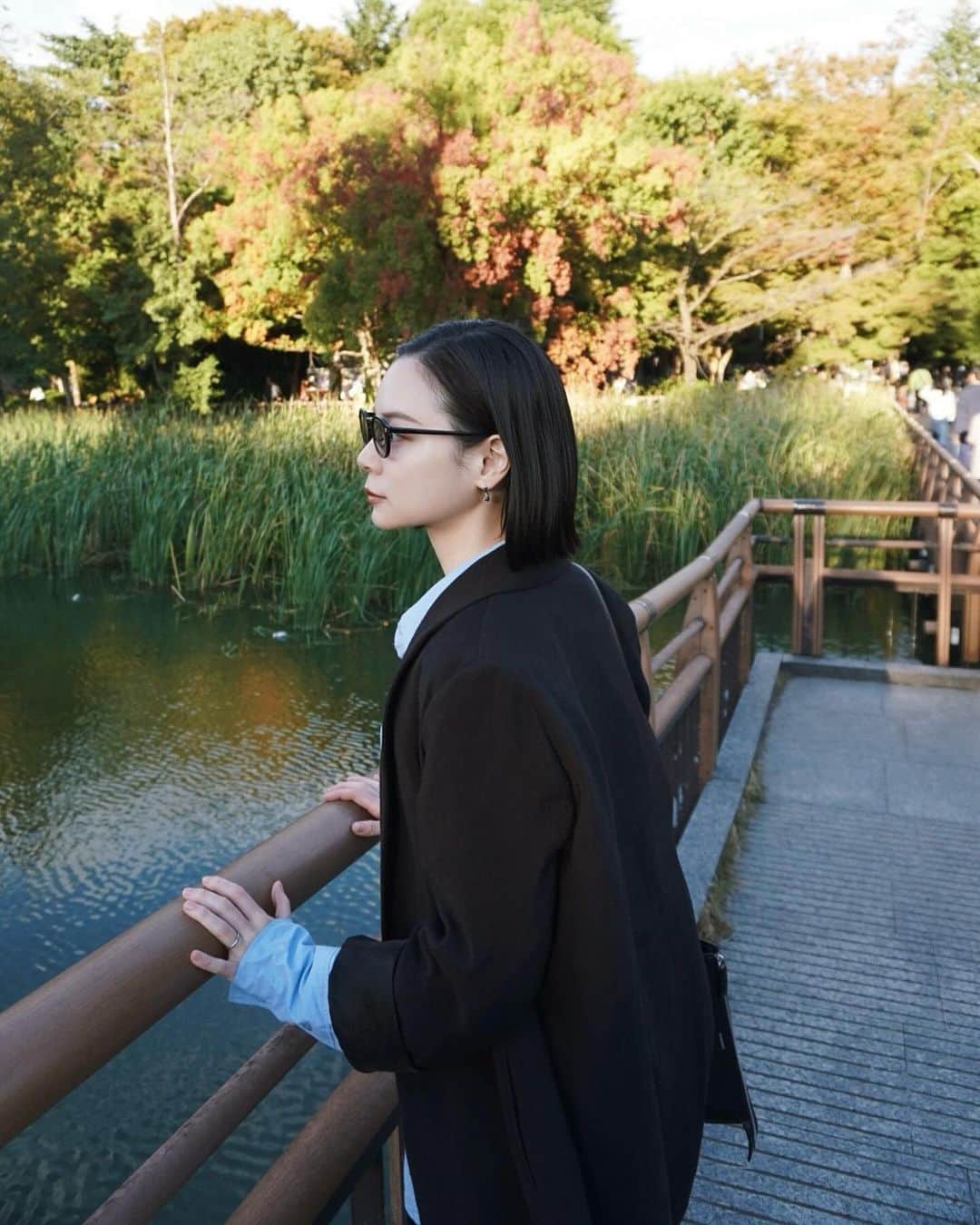 斎藤有沙さんのインスタグラム写真 - (斎藤有沙Instagram)「また急にグッと冷え込みましたね❄️ もう今年も終わりかぁと、日の入りの早さに一年の終わりを感じています。  写真はまだ冷え込みが強くない時。 目的を決めず、ただなんとなくブラブラしている時間が癒しなのです☺️  ただボーッとしているつもりでも、ふと小さな心の変化をキャッチできたり。 環境を変えると、思いがけず新たな思考に出会えることがあります🤝♡  お洋服は春にも着ていたジャケット&パンツ。 トップスと靴をチェンジして秋仕様にコーディネート🤝♡」11月13日 21時00分 - i_am_arinko